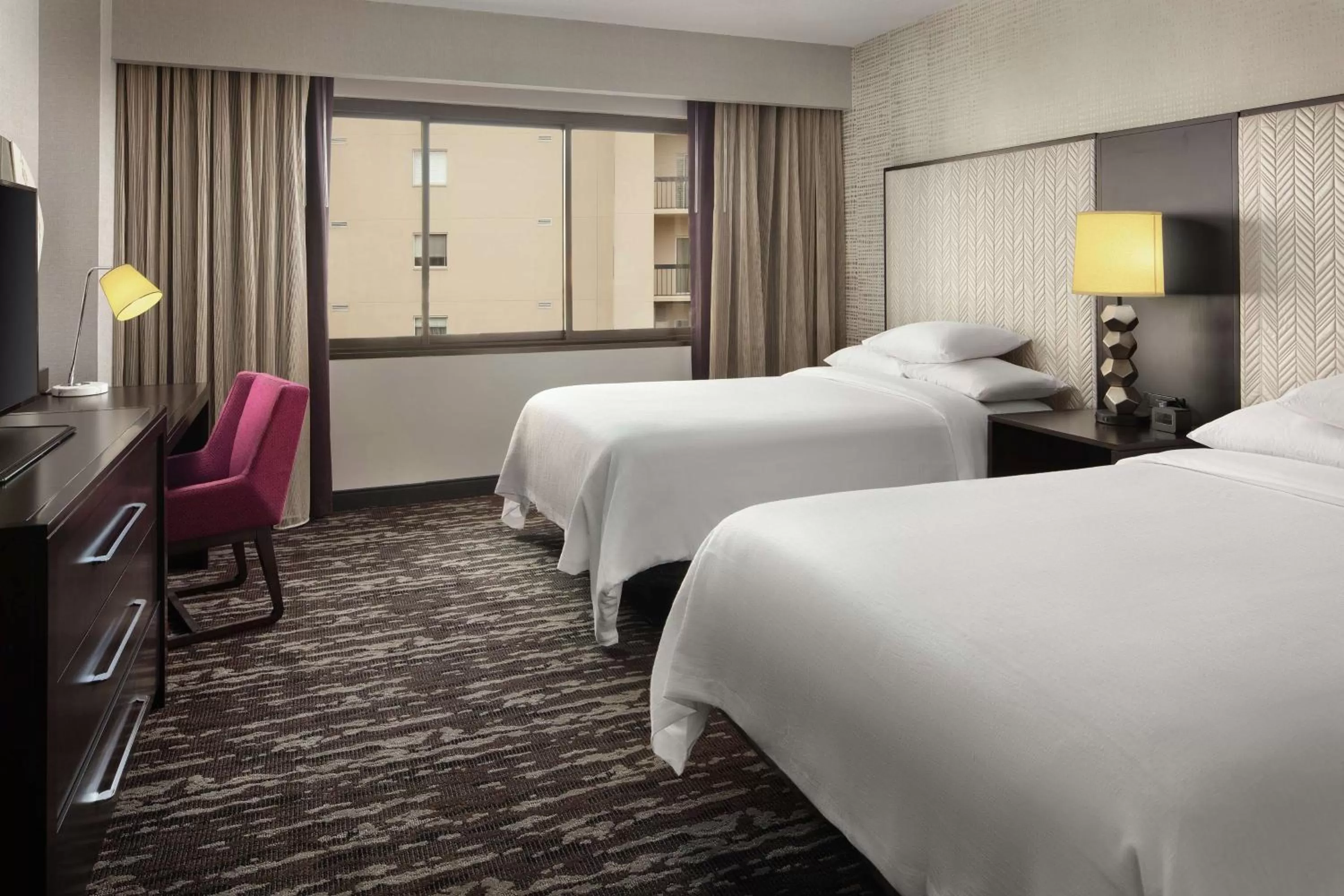 Bedroom, Bed in Embassy Suites by Hilton Crystal City National Airport