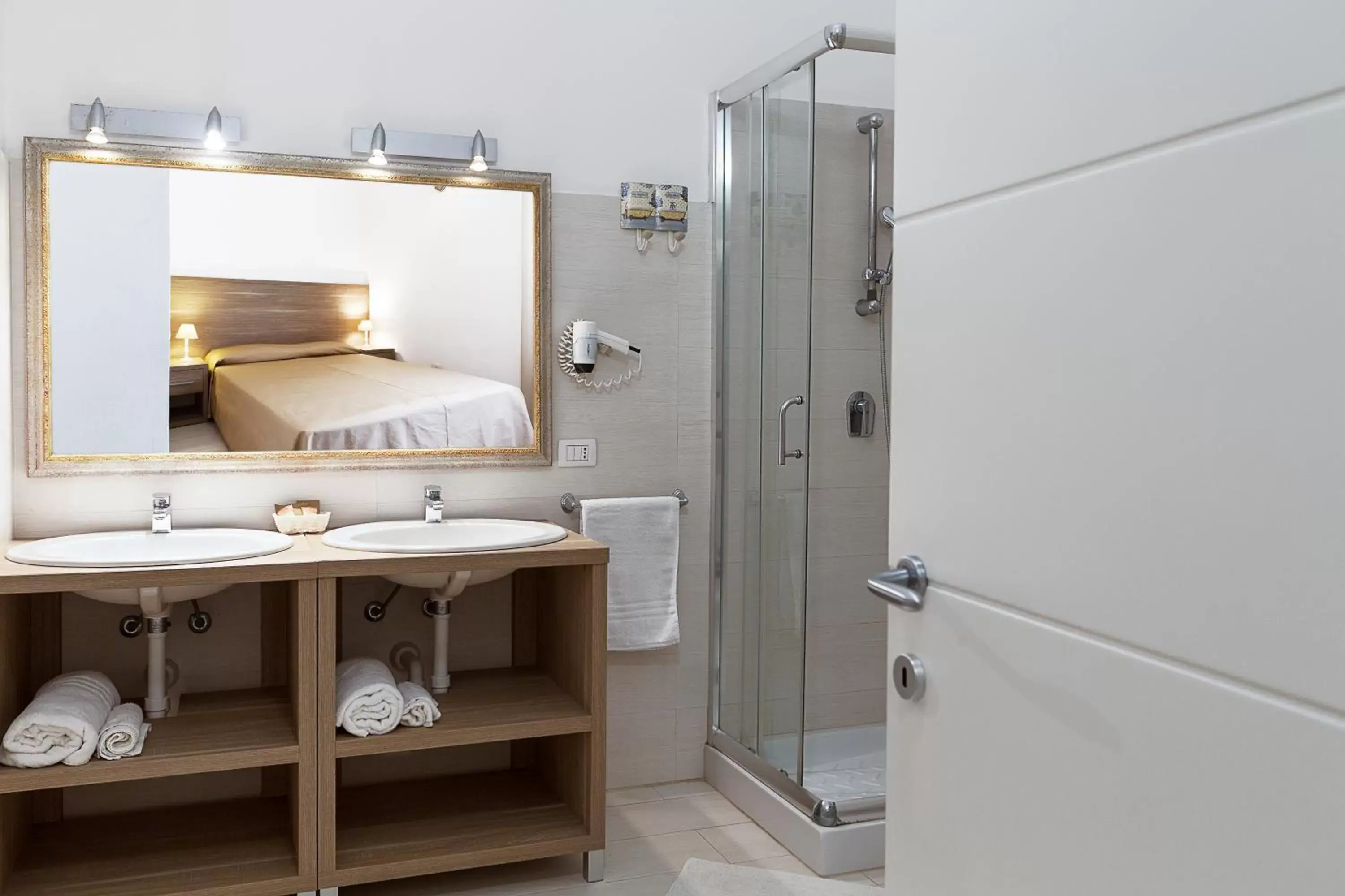 Shower, Bathroom in Le Residenze del Centro