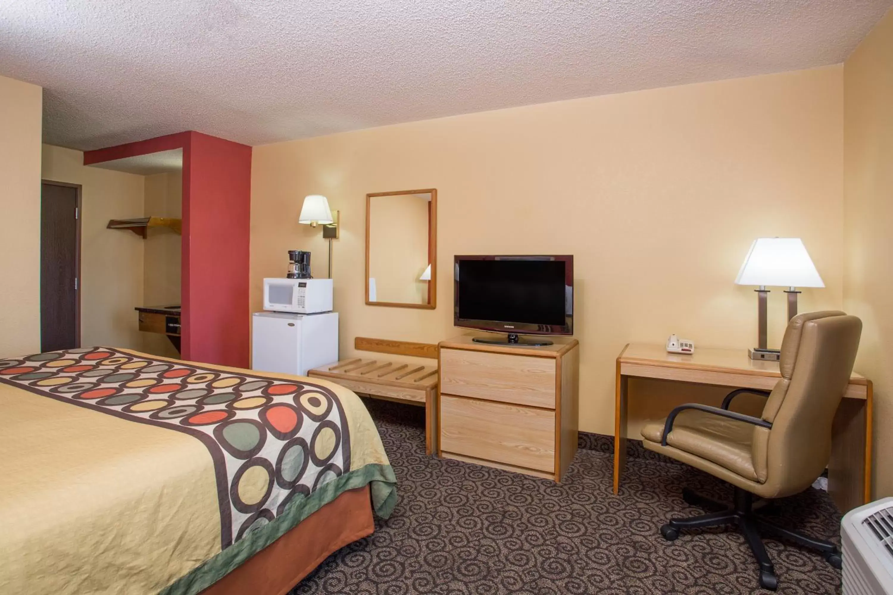 Photo of the whole room, Bed in Super 8 by Wyndham Appleton