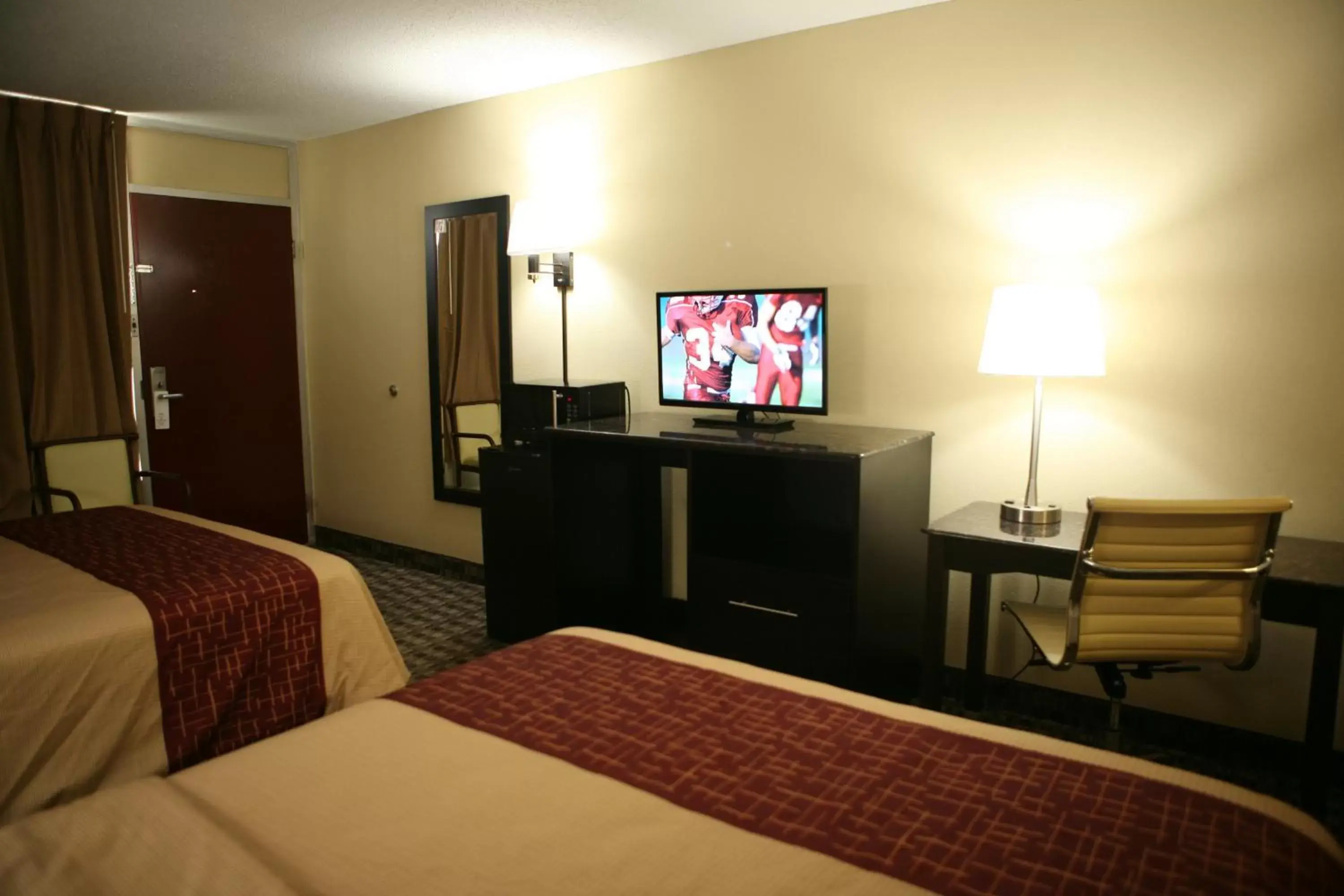 Photo of the whole room, TV/Entertainment Center in Red Roof Inn & Suites Cave City