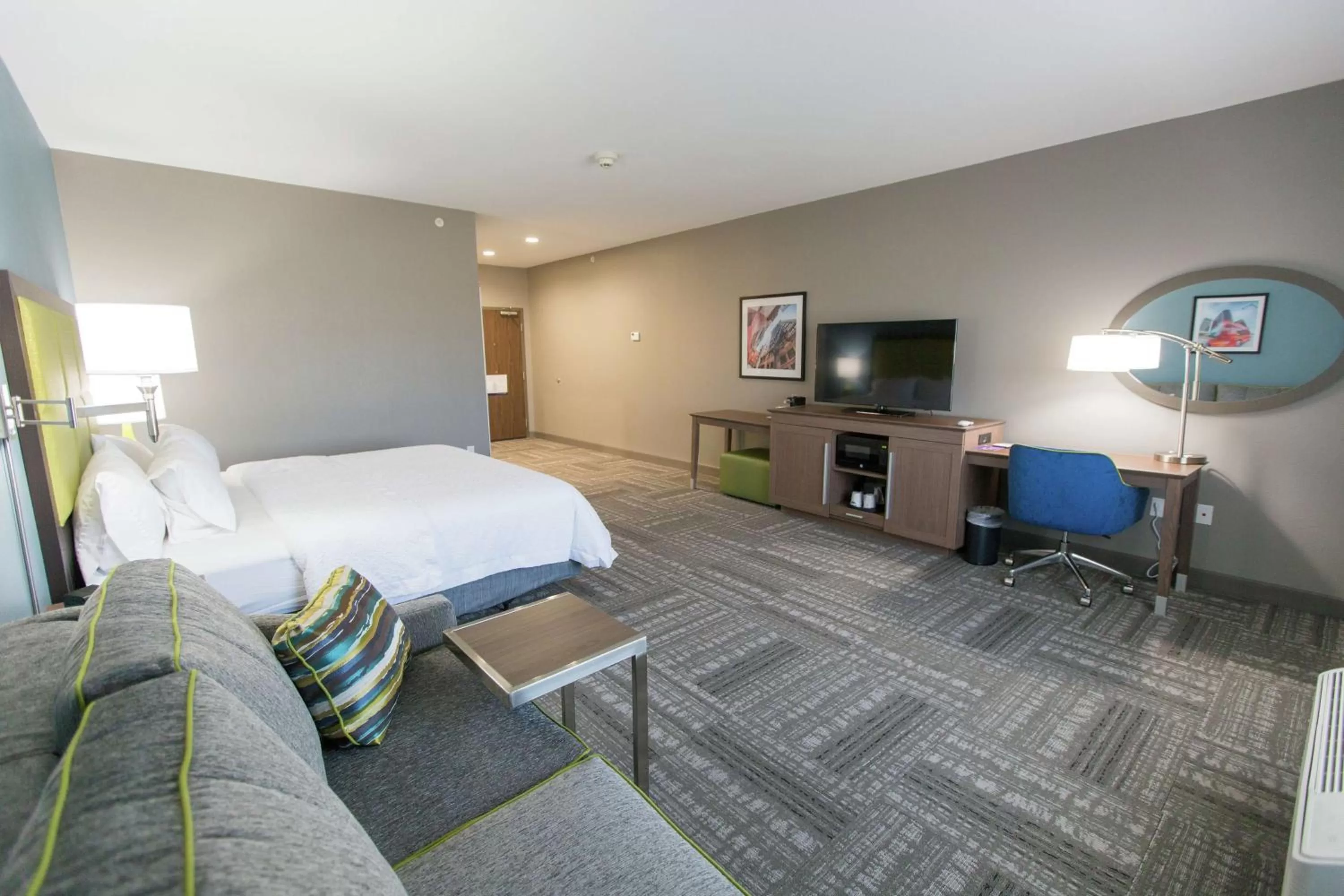 Bedroom, Bed in Hampton Inn & Suites Stroud