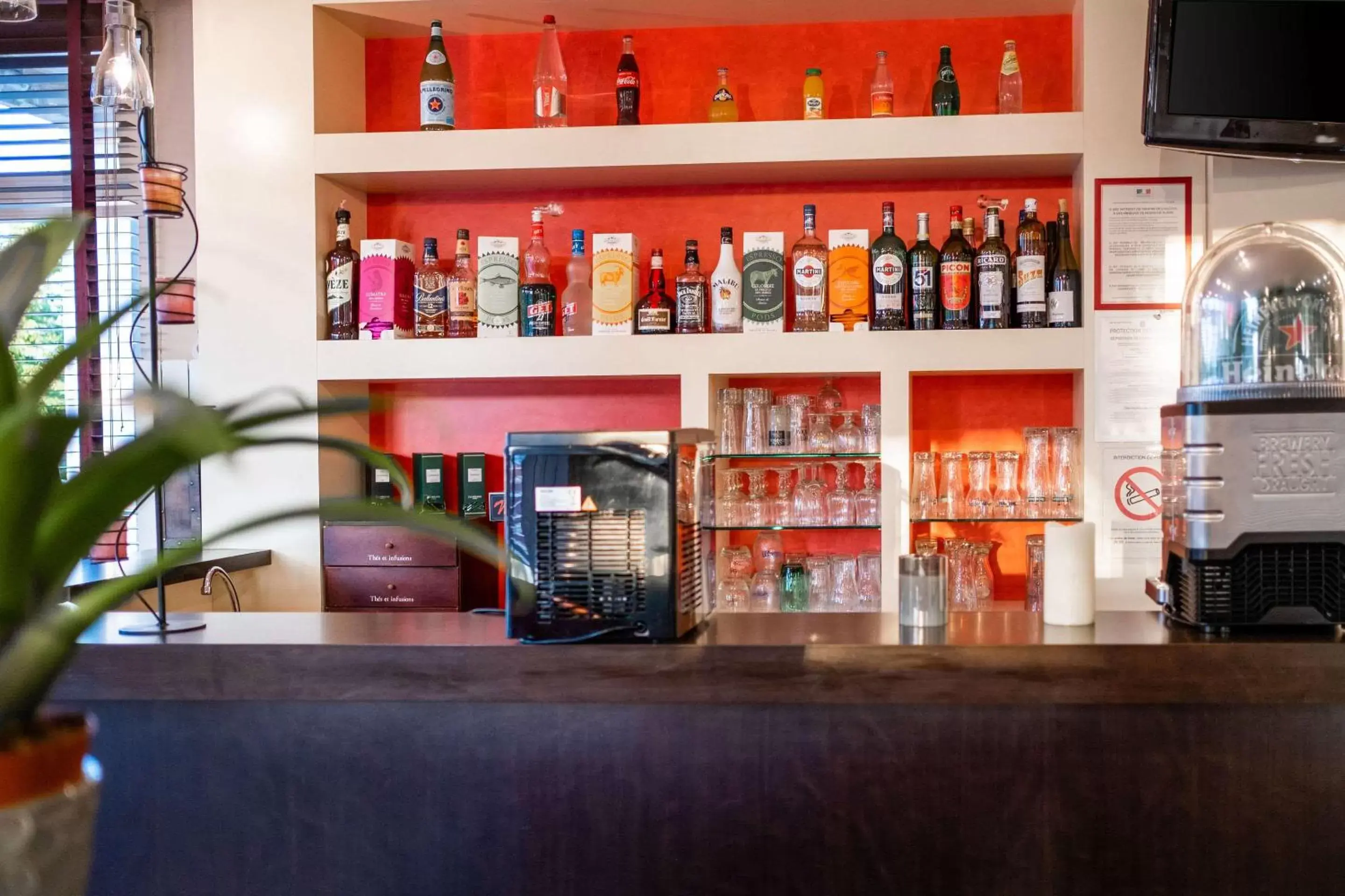 Lounge or bar, Lounge/Bar in Comfort Hotel Montlucon