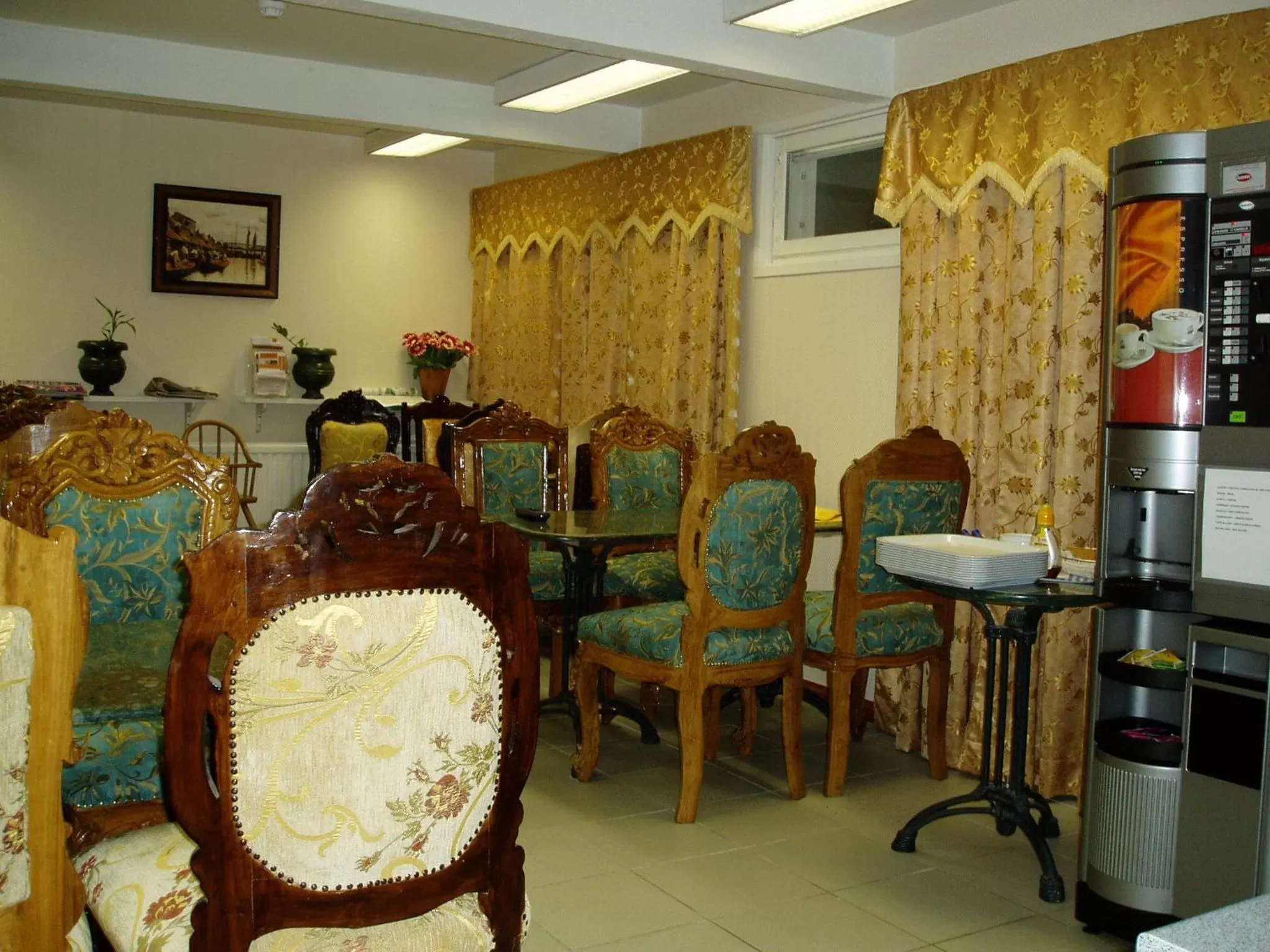 Restaurant/places to eat in Mango Hotel