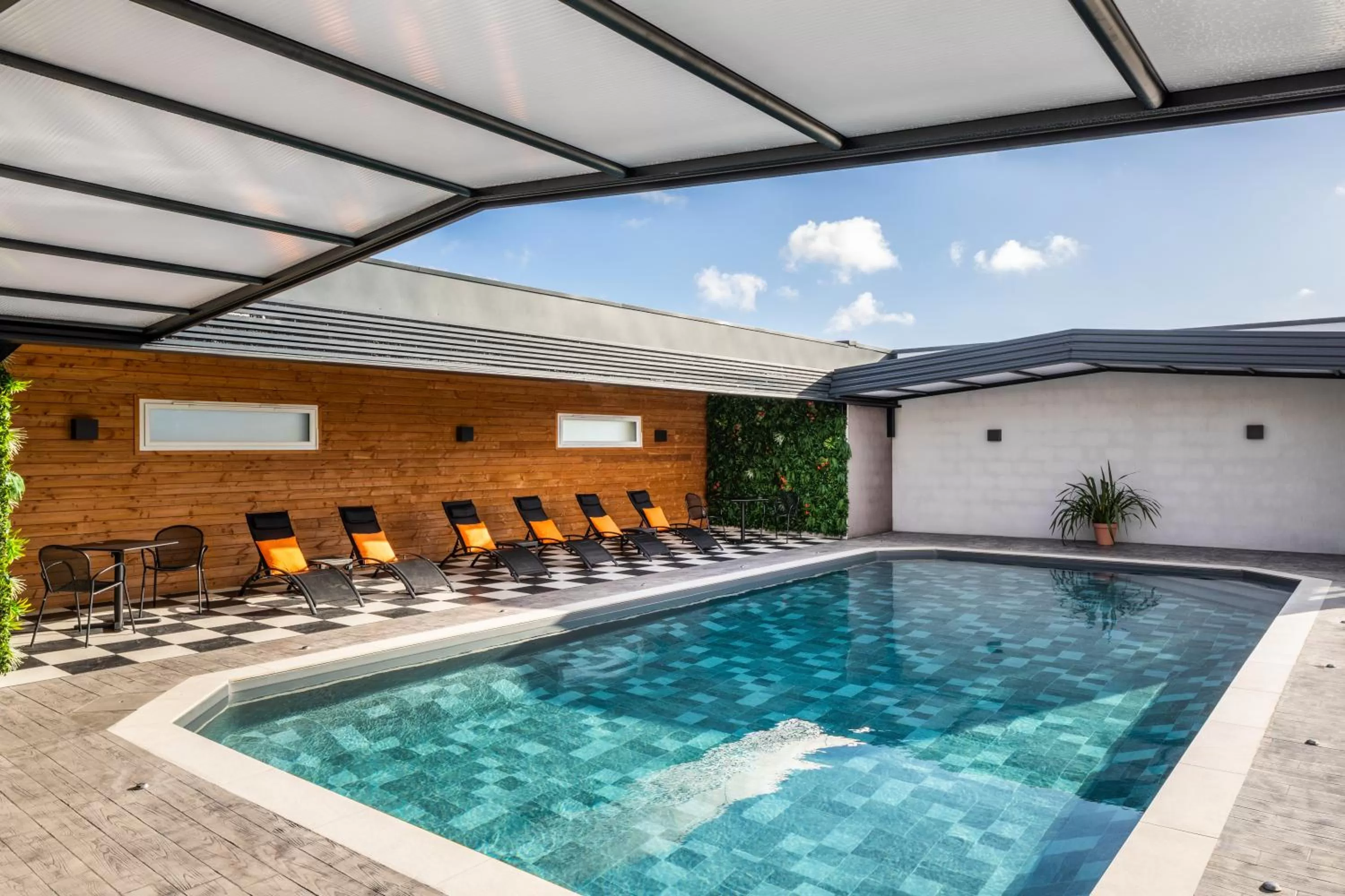 Swimming pool in ibis Saint-Nazaire - Trignac