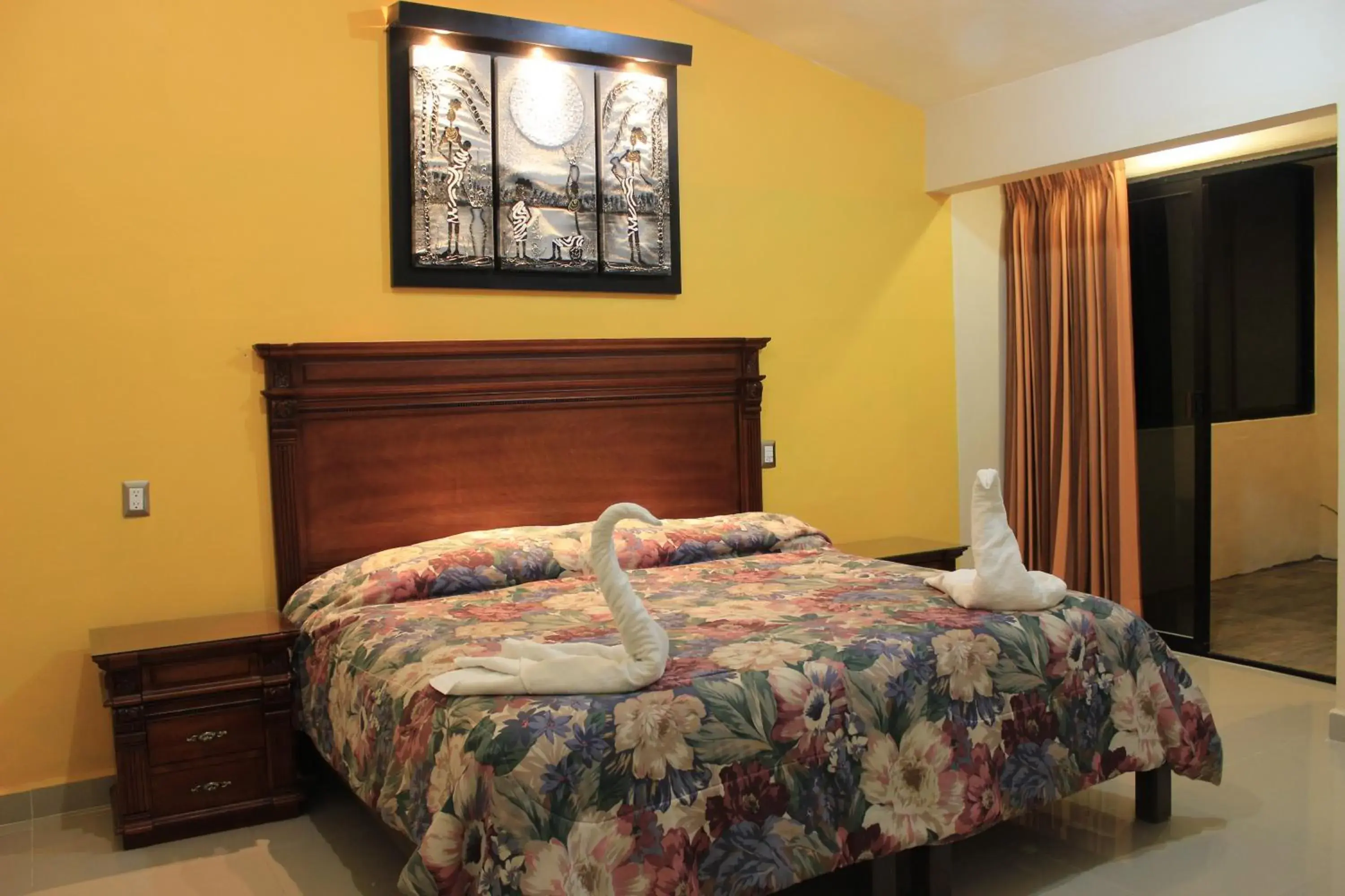 Photo of the whole room, Bed in Terracota Corner Rooms