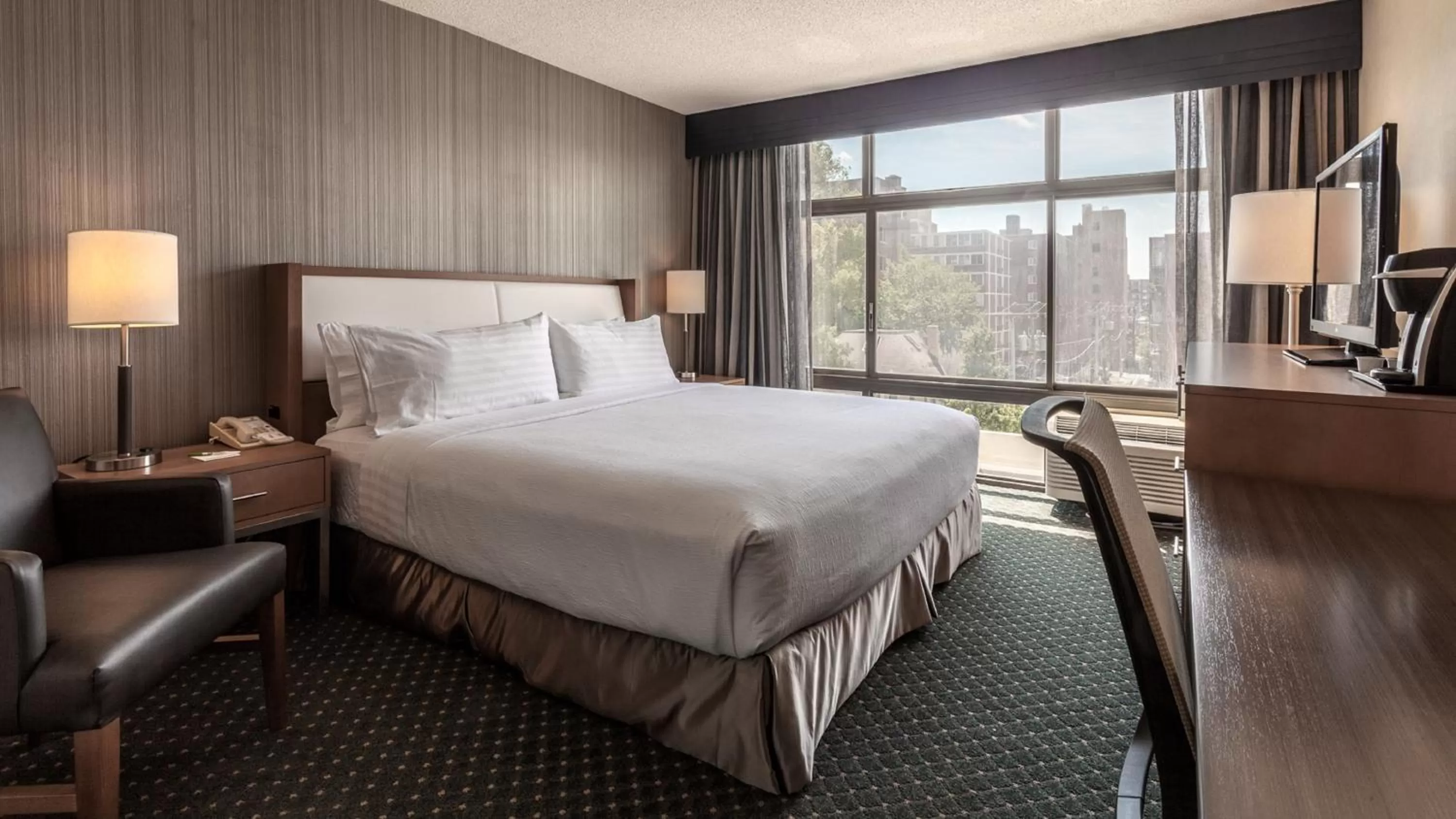 Photo of the whole room, Bed in Holiday Inn Chicago North-Evanston by IHG