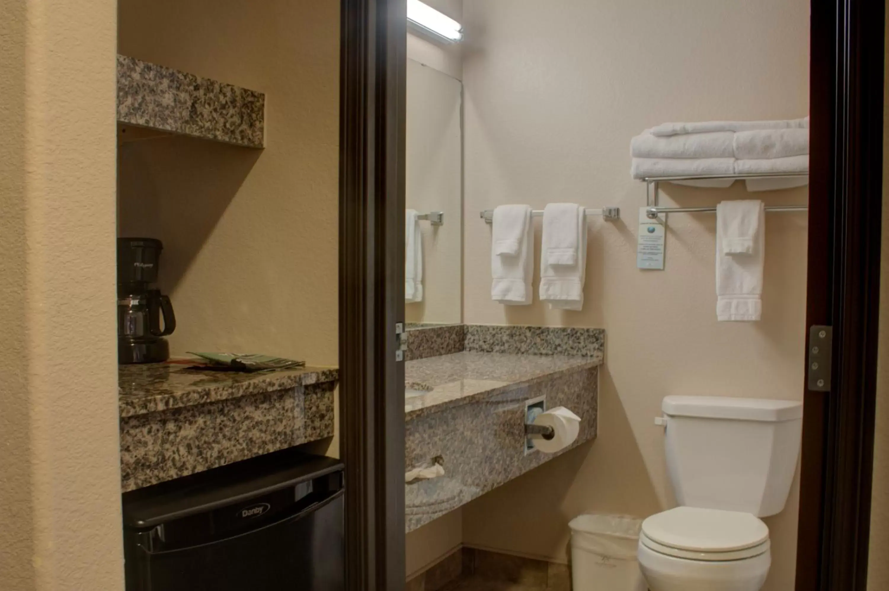 Bathroom in Allington Inn & Suites Kremmling