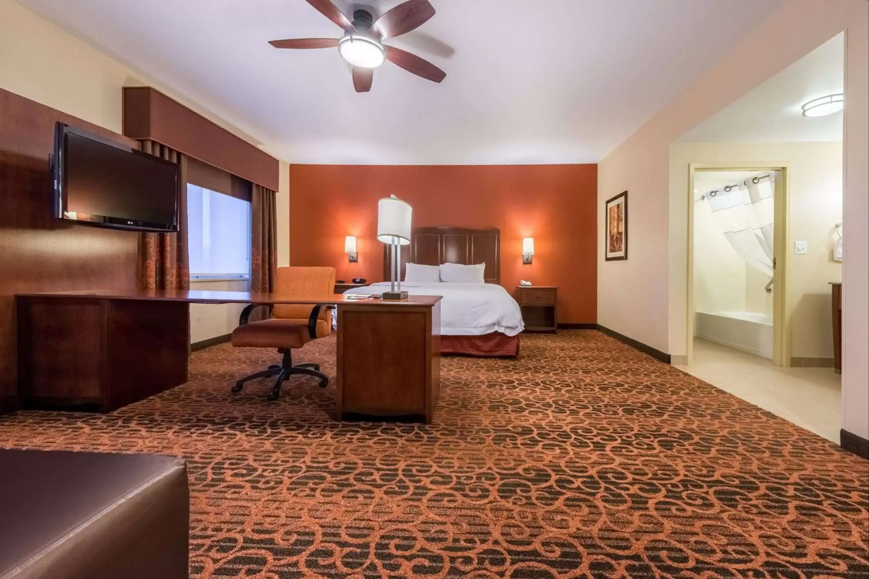 Bedroom, TV/Entertainment Center in Hampton Inn & Suites Boulder North