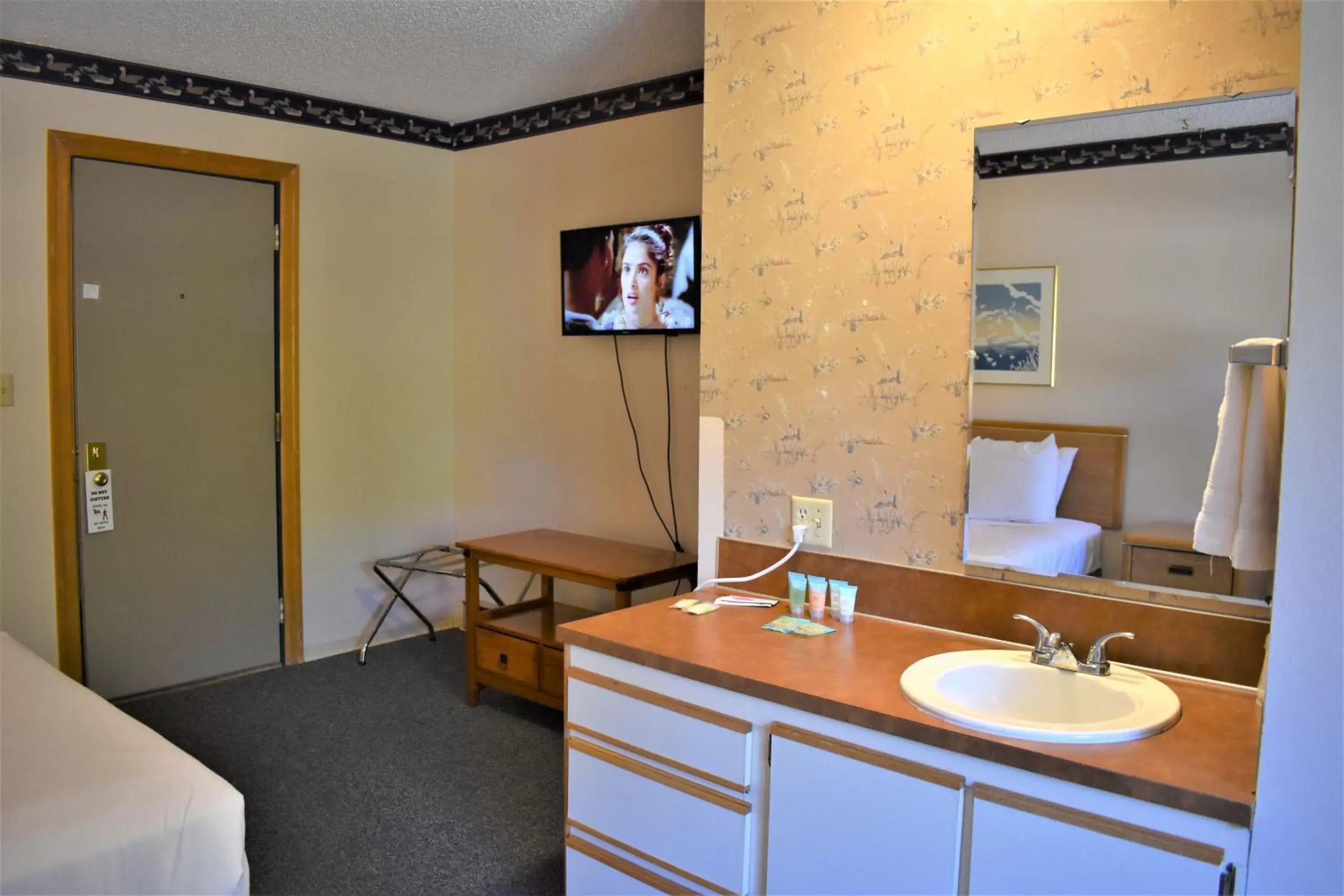 TV and multimedia, Bathroom in Winthrop Inn
