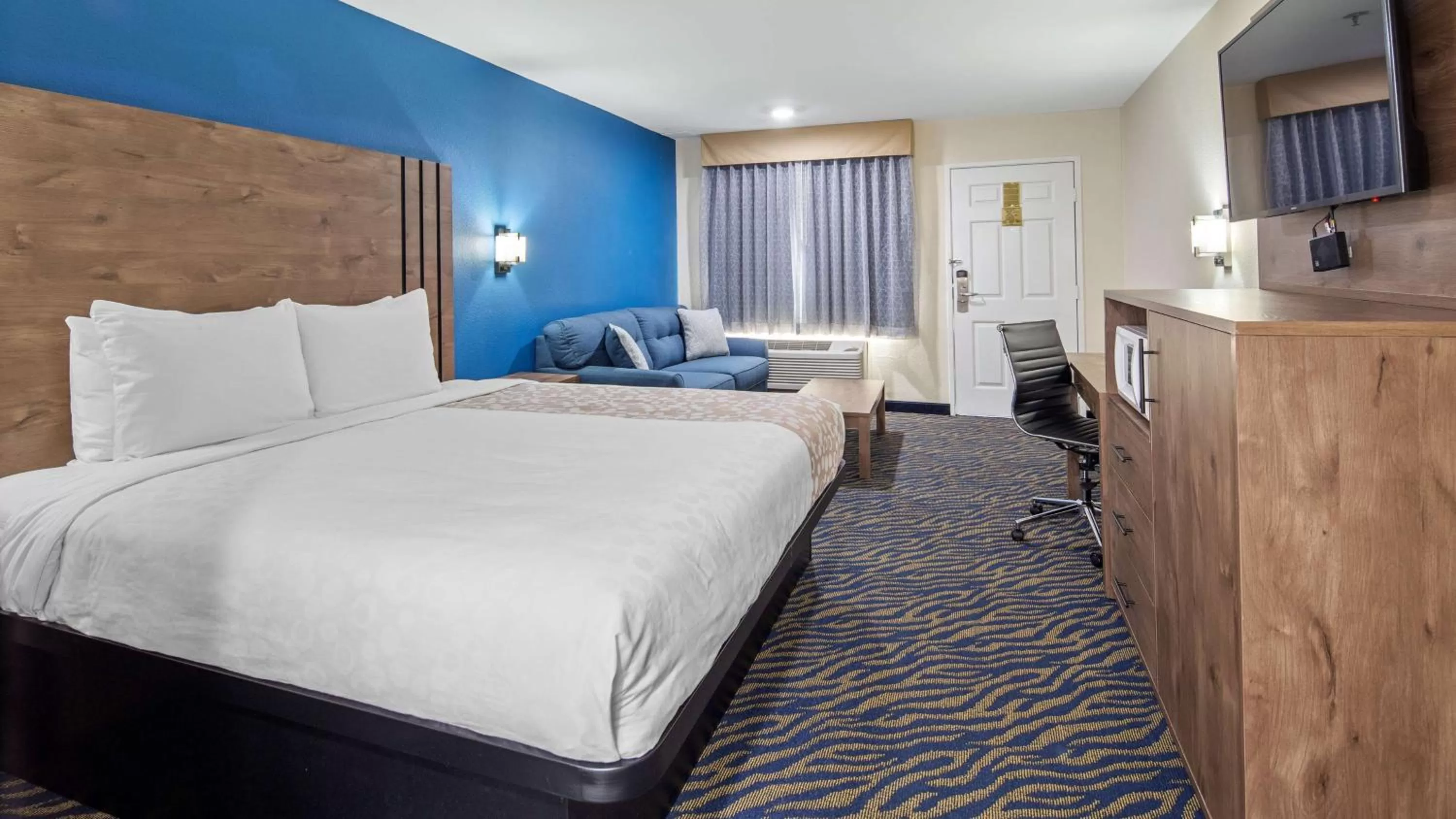 Photo of the whole room, Bed in SureStay Plus Hotel by Best Western Hesperia