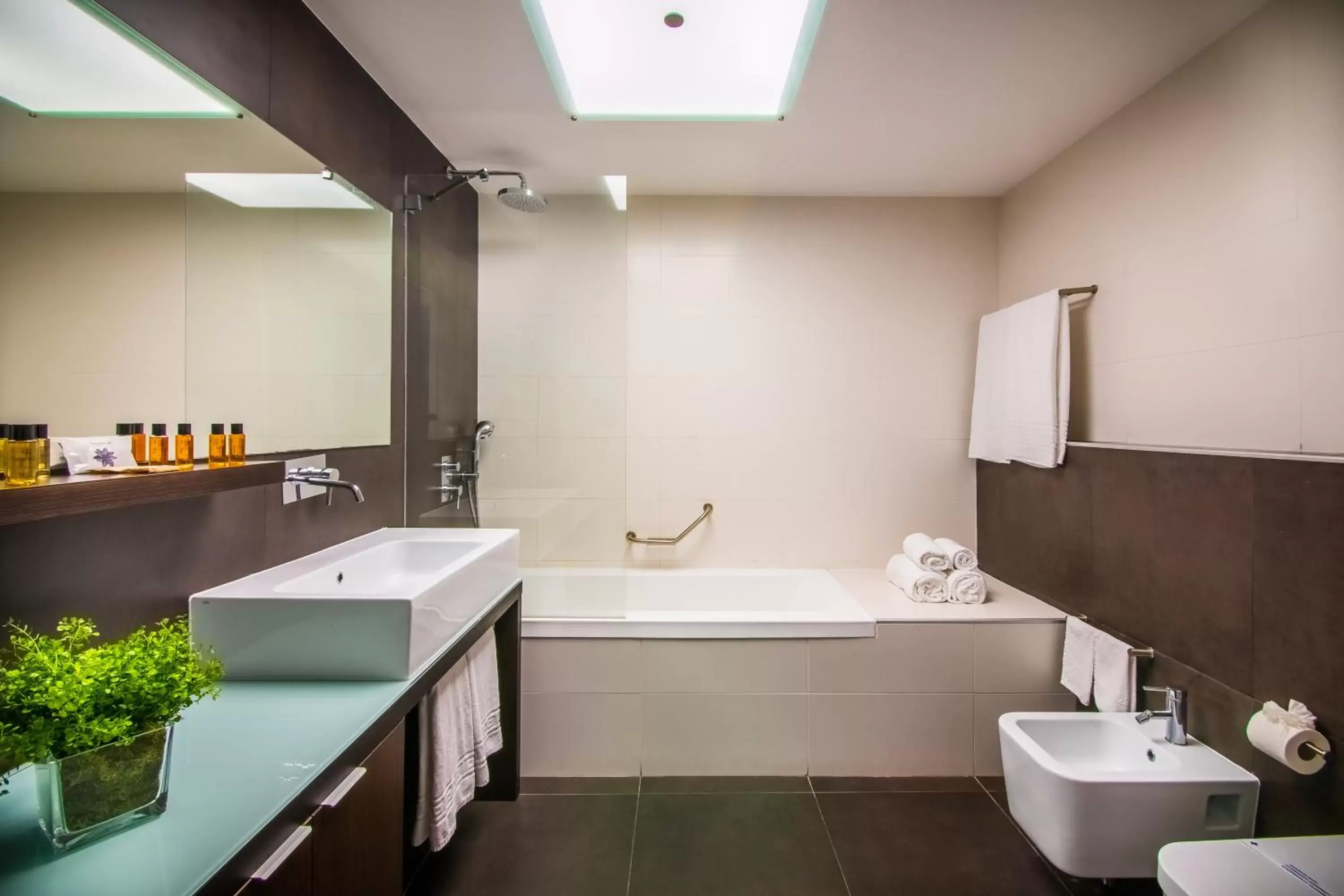 Toilet, Bathroom in RR Hotel da Rocha