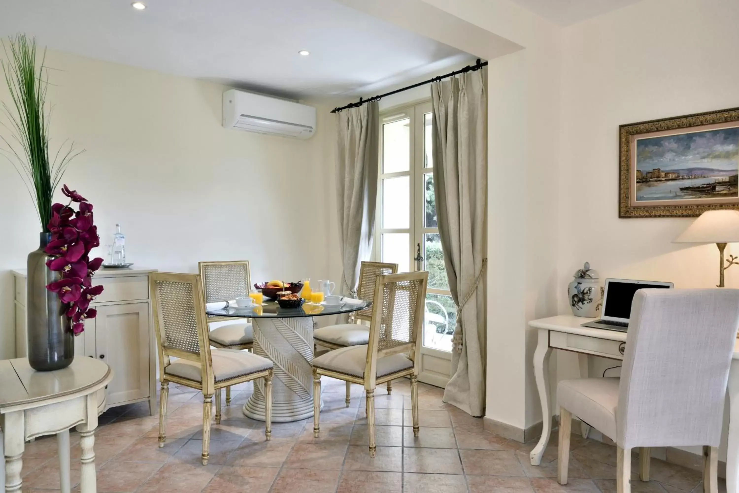 Living room, Dining Area in Hôtel La Grande Bastide