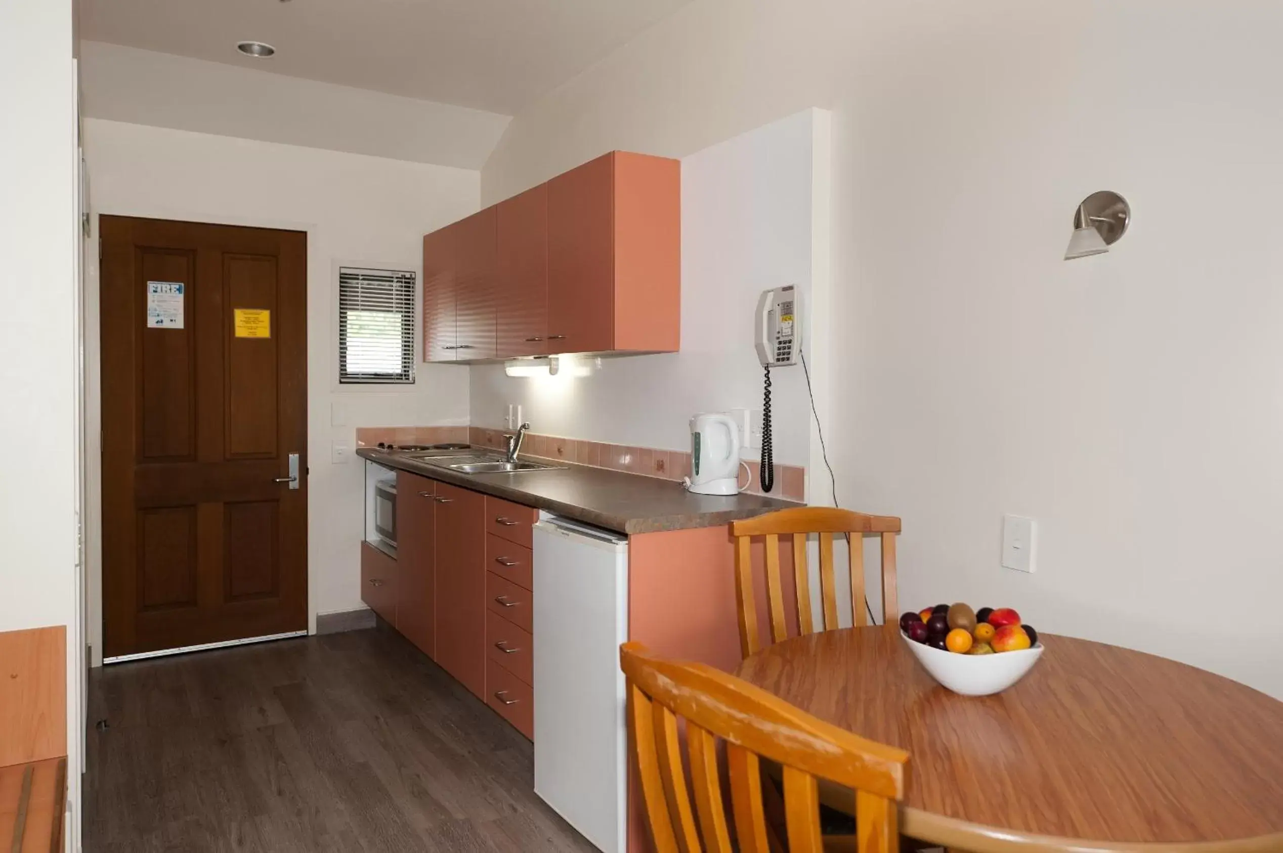 Shower, Kitchen/Kitchenette in Country Glen Lodge