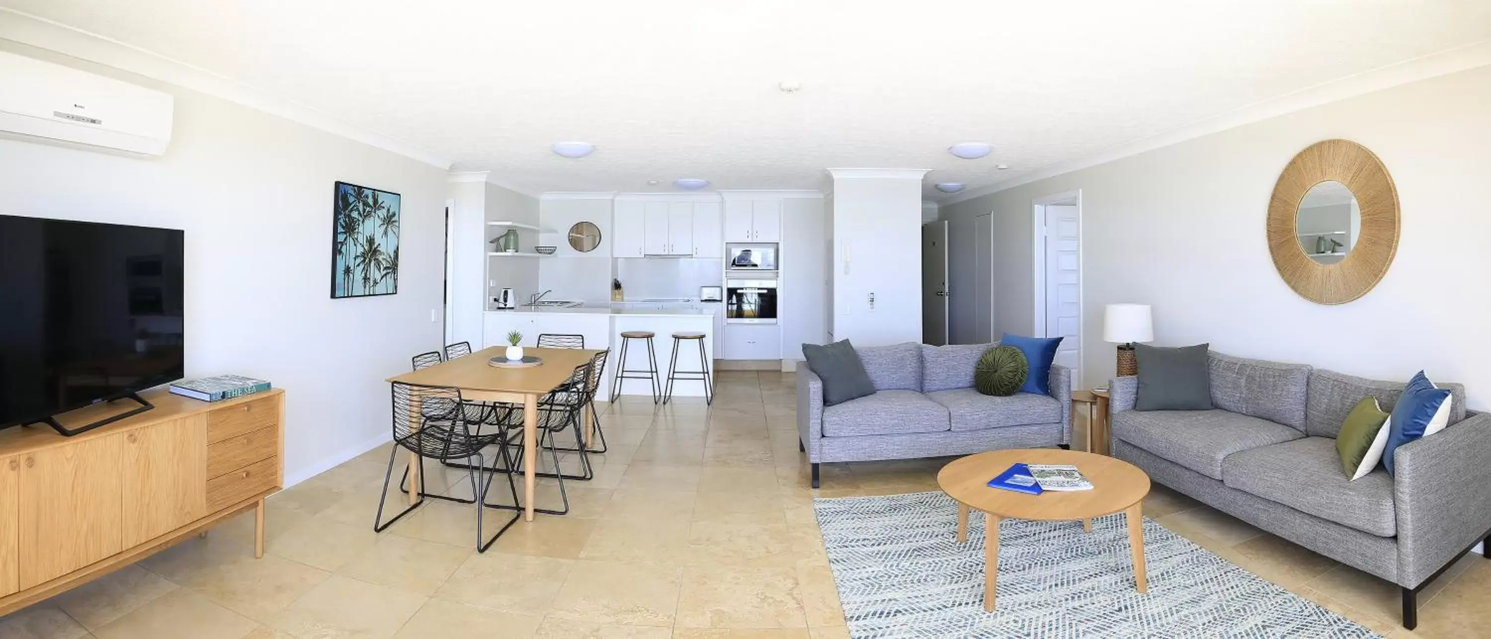 Kitchen or kitchenette, Seating Area in Pelican Sands Beach Resort