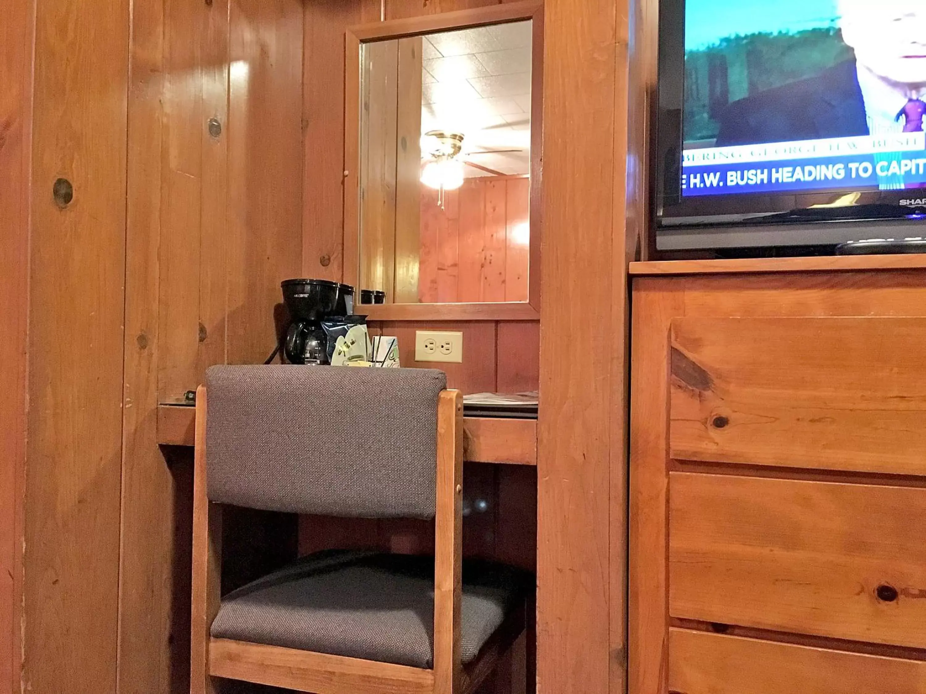 TV/Entertainment Center in Park Motel and Cabins