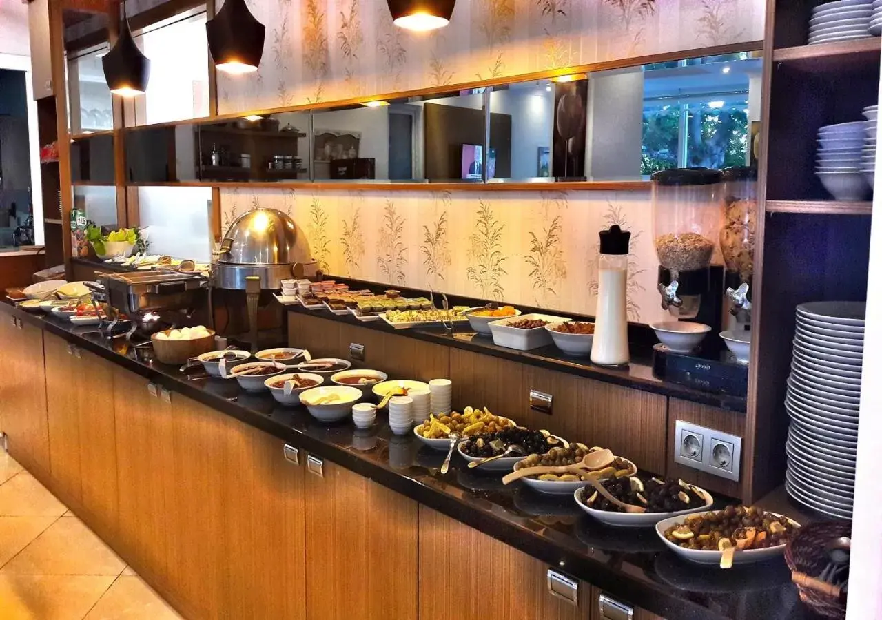 Buffet breakfast in Yeniceri City Hotel