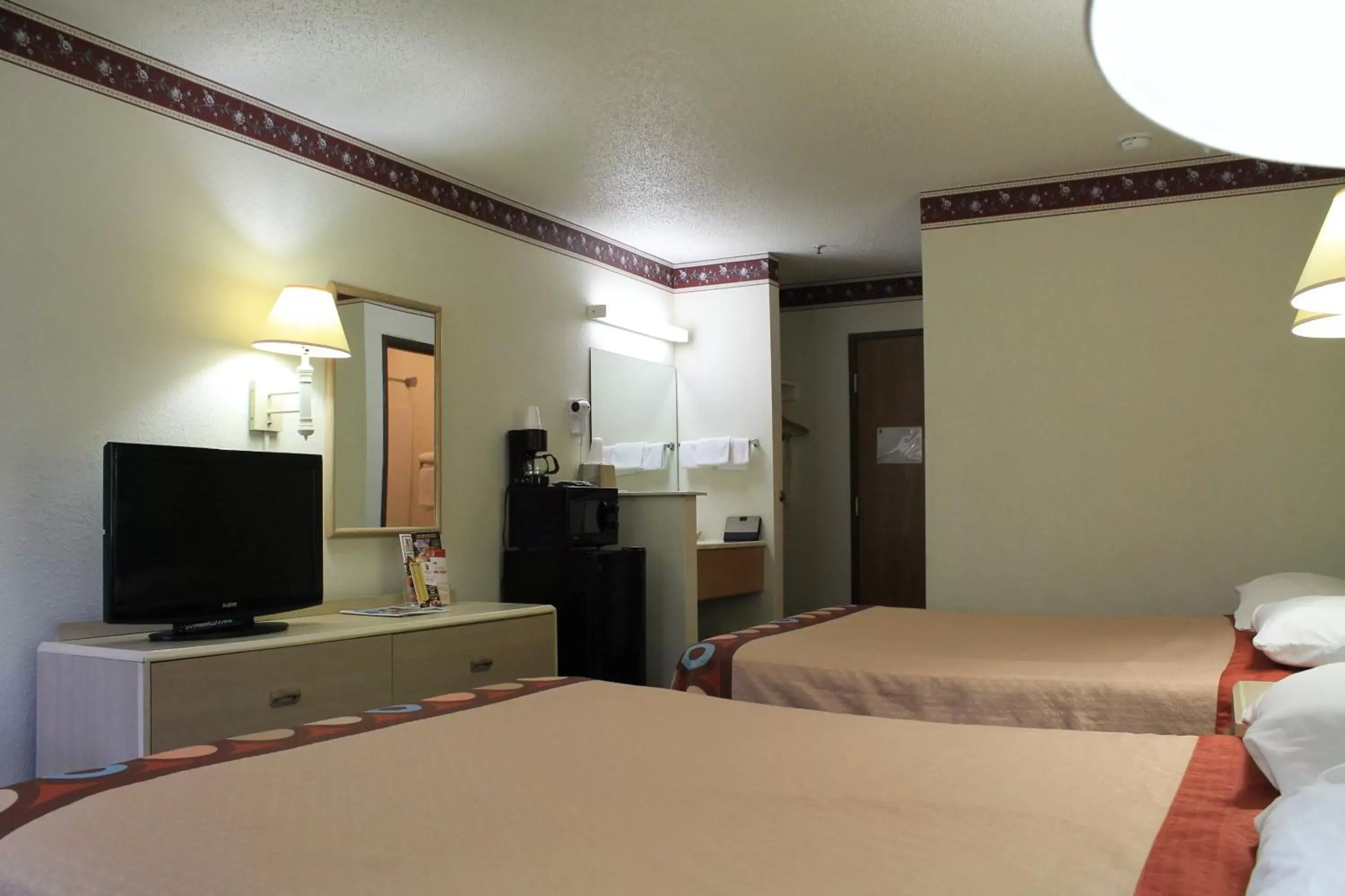 Photo of the whole room, Bed in Super 8 by Wyndham San Antonio/Fiesta