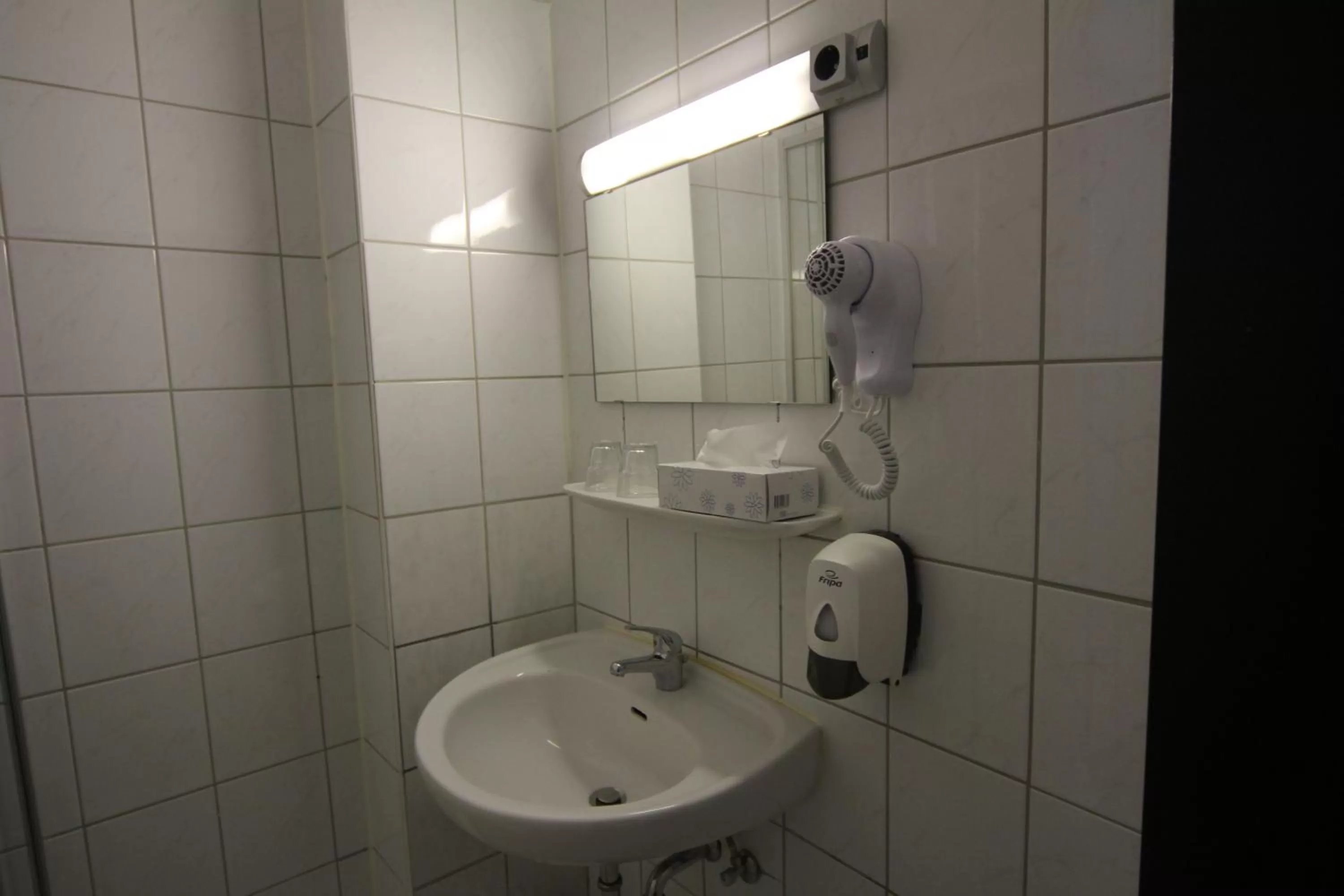 Shower in Carlton Hotel