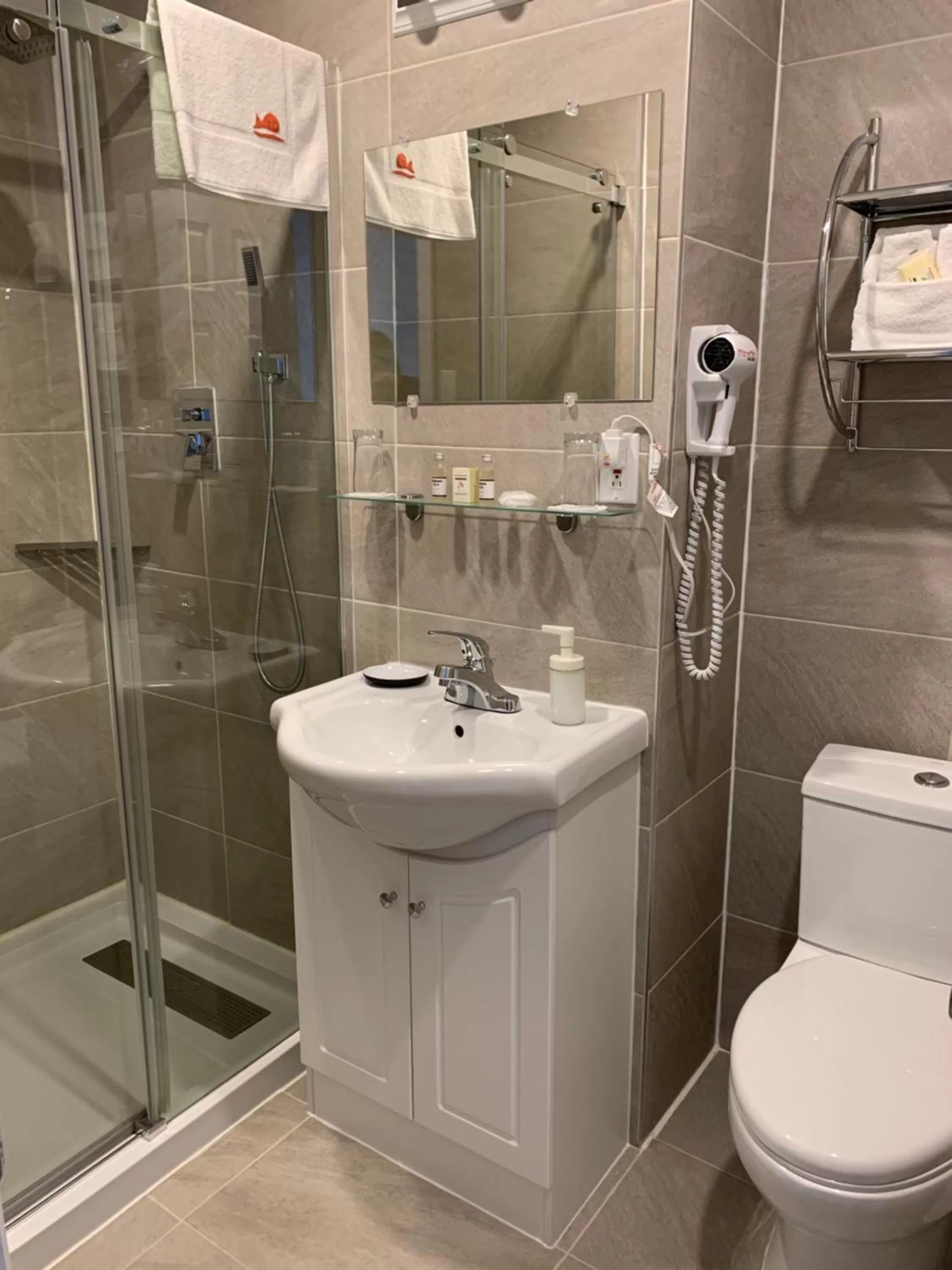 Bathroom in Auberge la Rosepierre bistro Henri