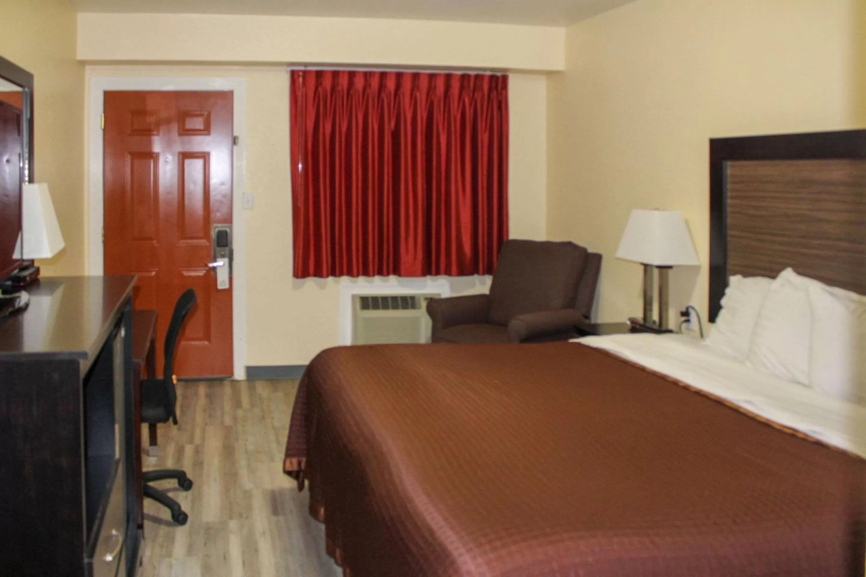 Bedroom, Bed in Rodeway Inn Medford South I-5