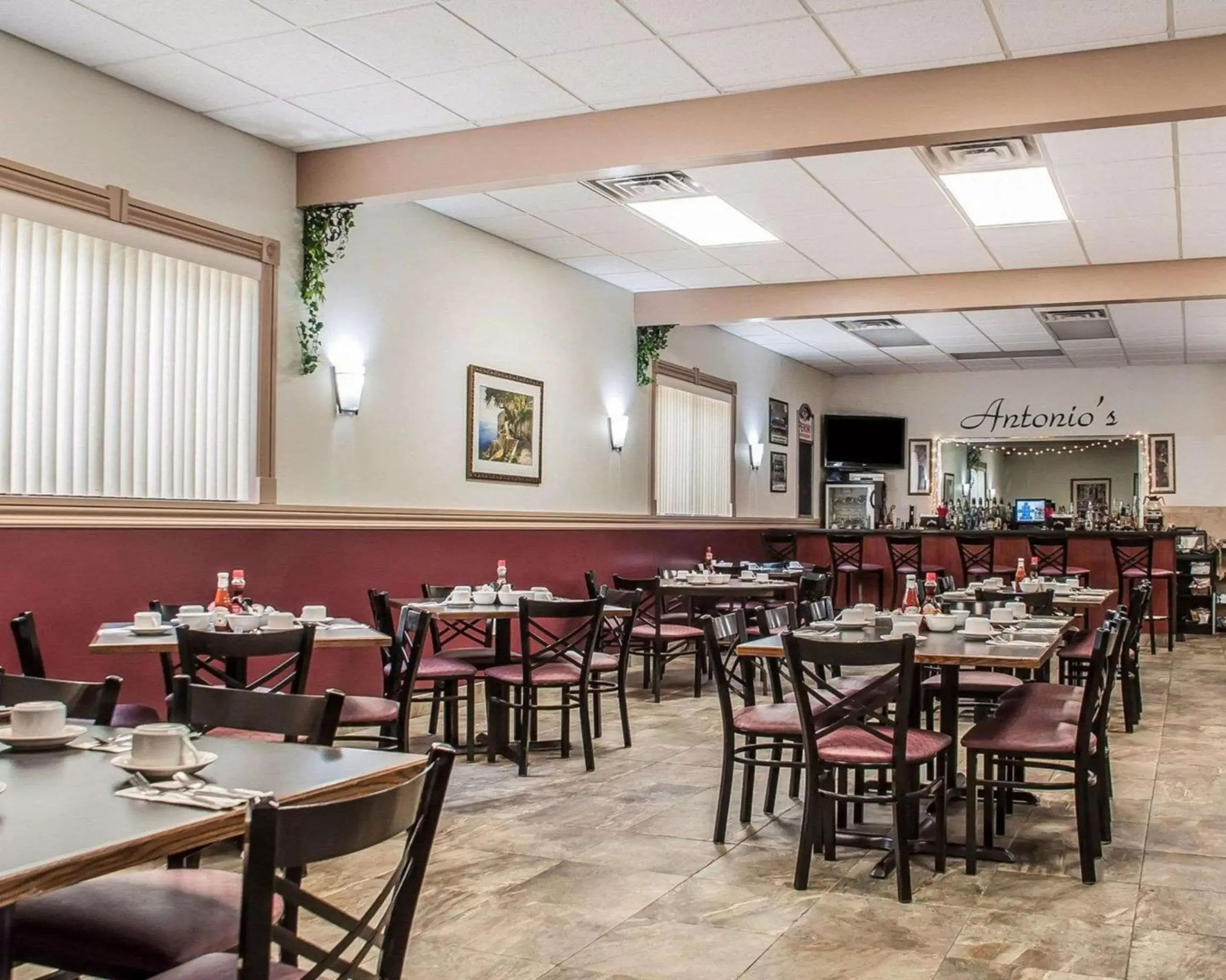 Restaurant/Places to Eat in Quality Inn Niagara Falls