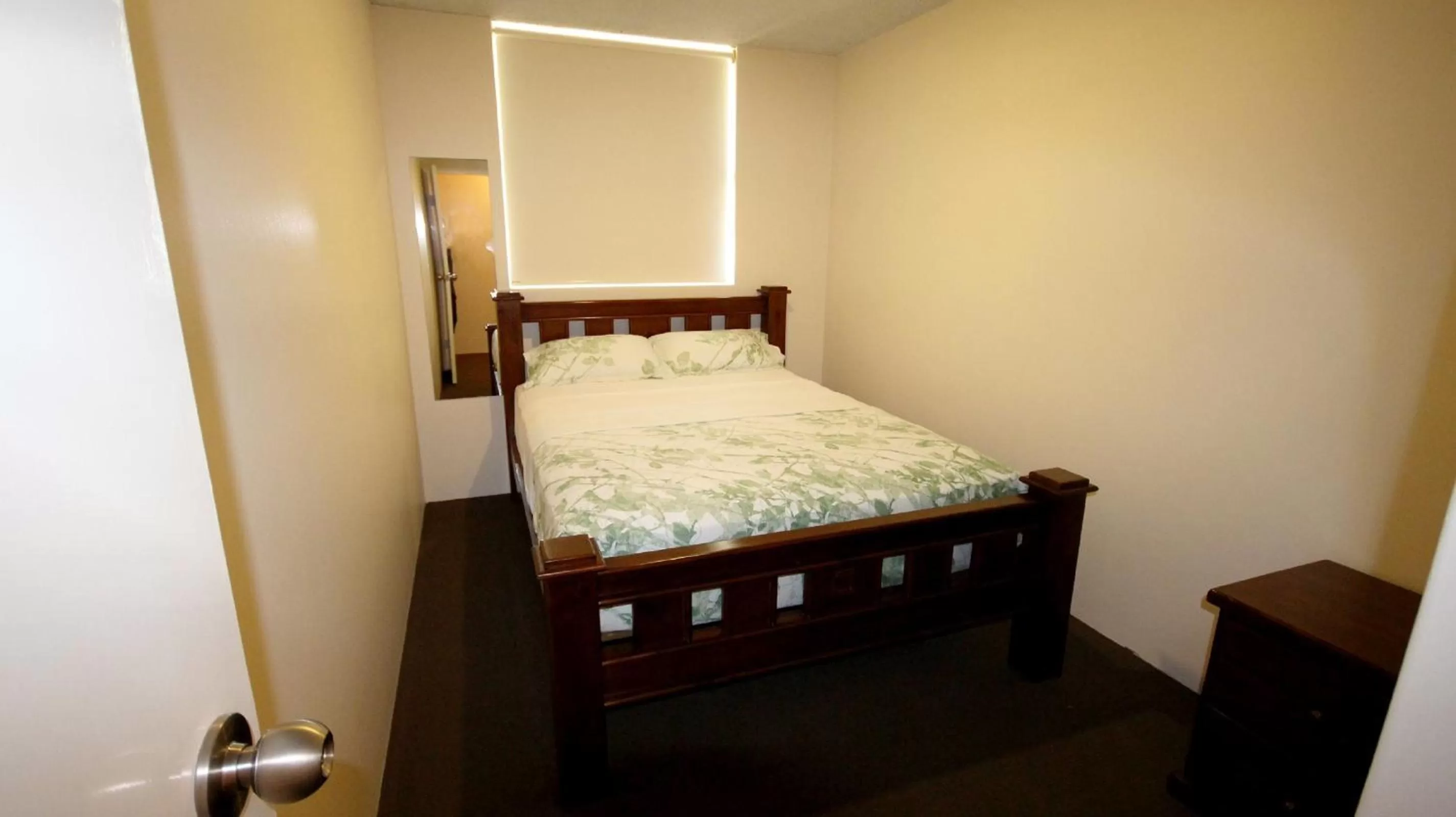 Bedroom, Bed in Tradewinds Apartments