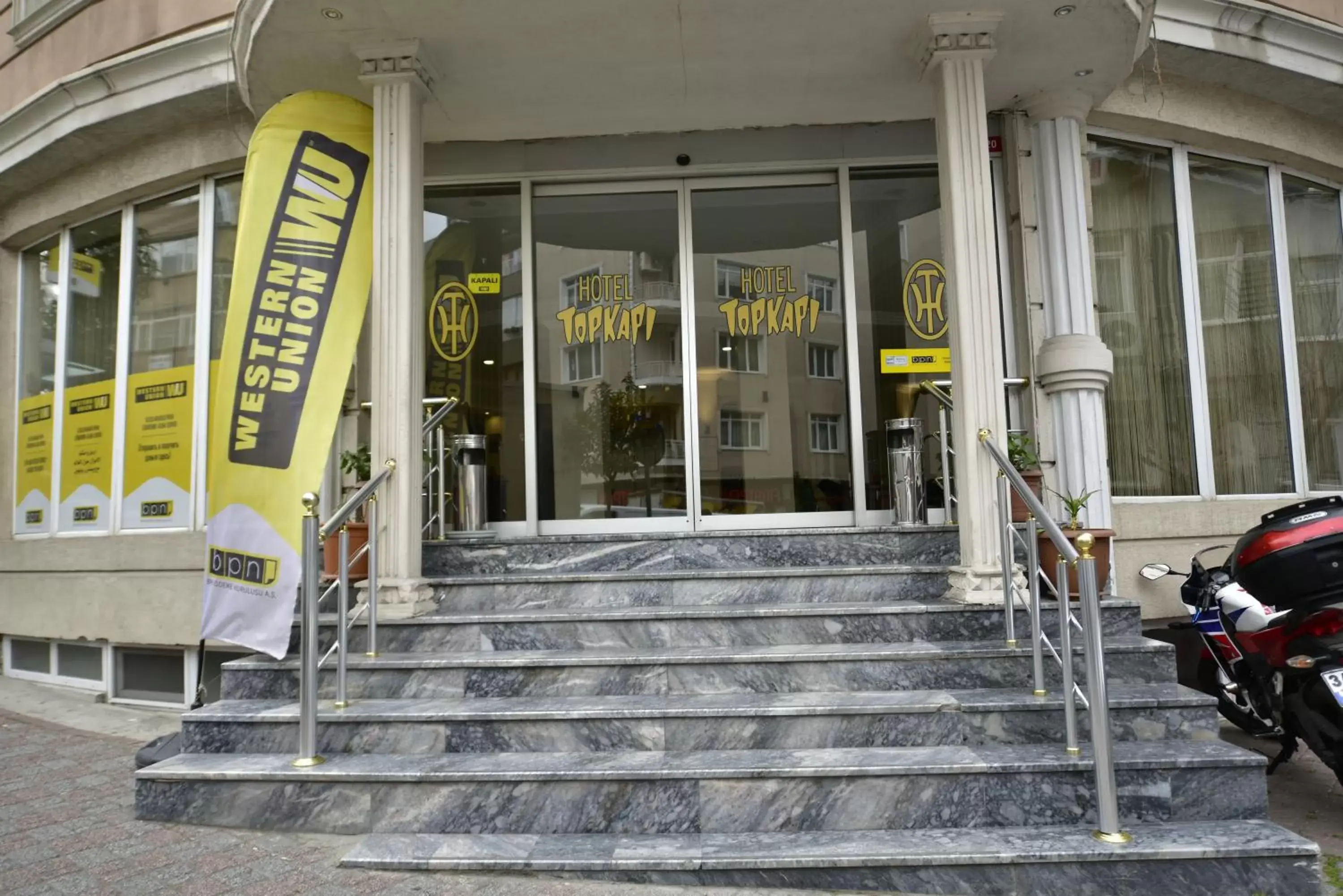 Facade/entrance in Hotel Topkapı Facade/entrance in Hotel Topkapı