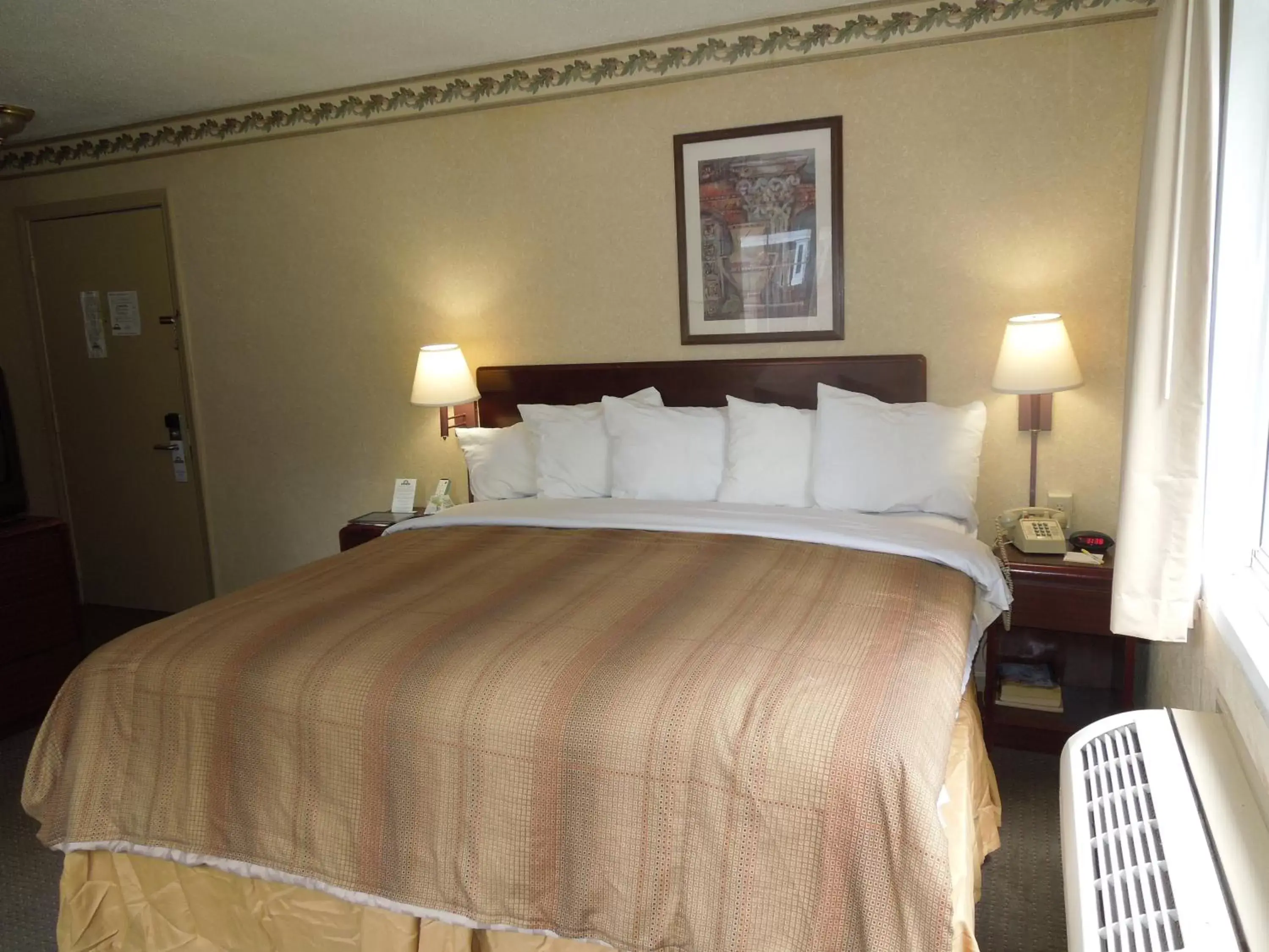 Queen Room - Disability Access/Non-Smoking in Days Inn by Wyndham Cleveland Lakewood