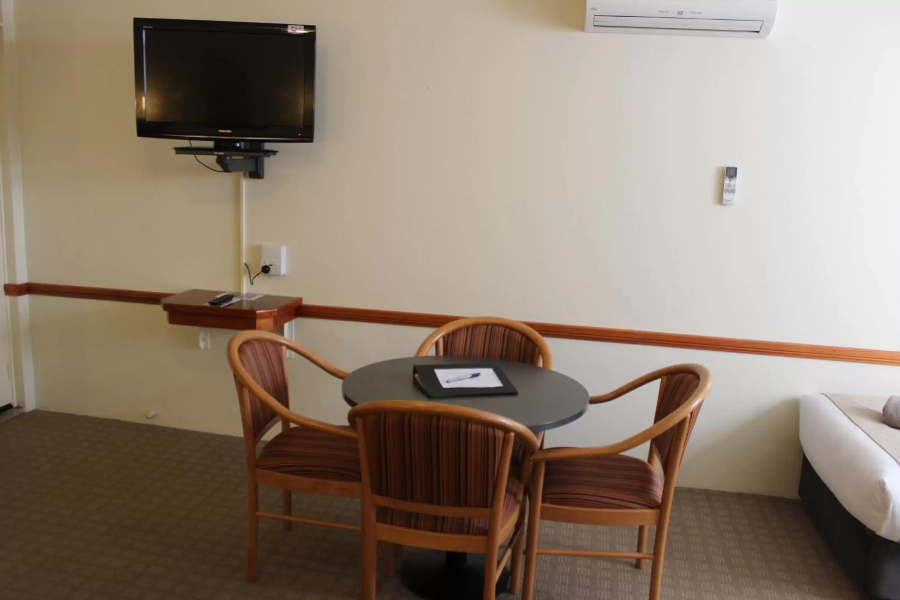 Seating area, TV/Entertainment Center in Three Explorers Motel