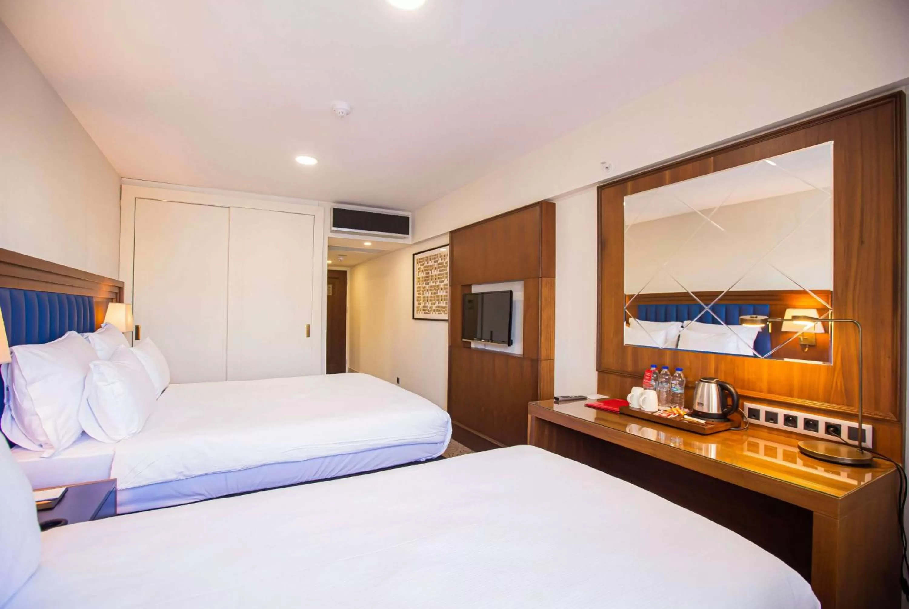 Photo of the whole room, Bed in Ramada Plaza Sultanahmet