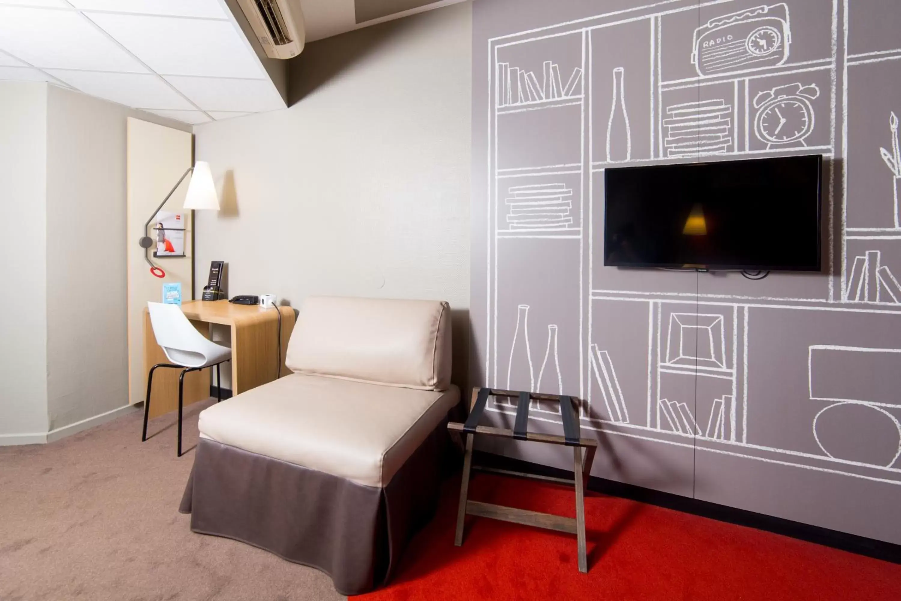 Communal lounge/ TV room, TV/Entertainment Center in Ibis Toulouse Purpan Aeroport