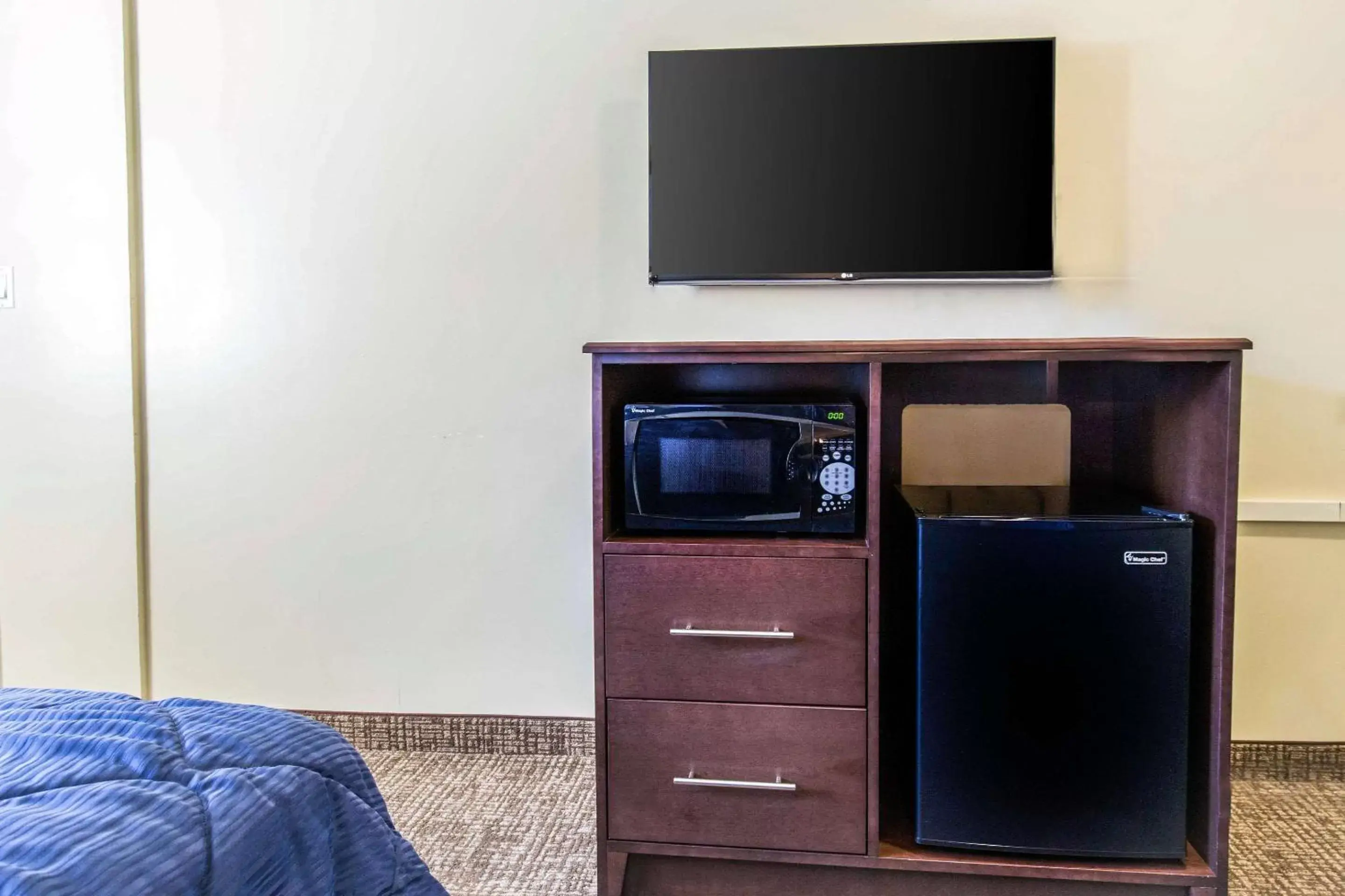 Photo of the whole room, TV/Entertainment Center in Rodeway Inn Lyons - La Grange