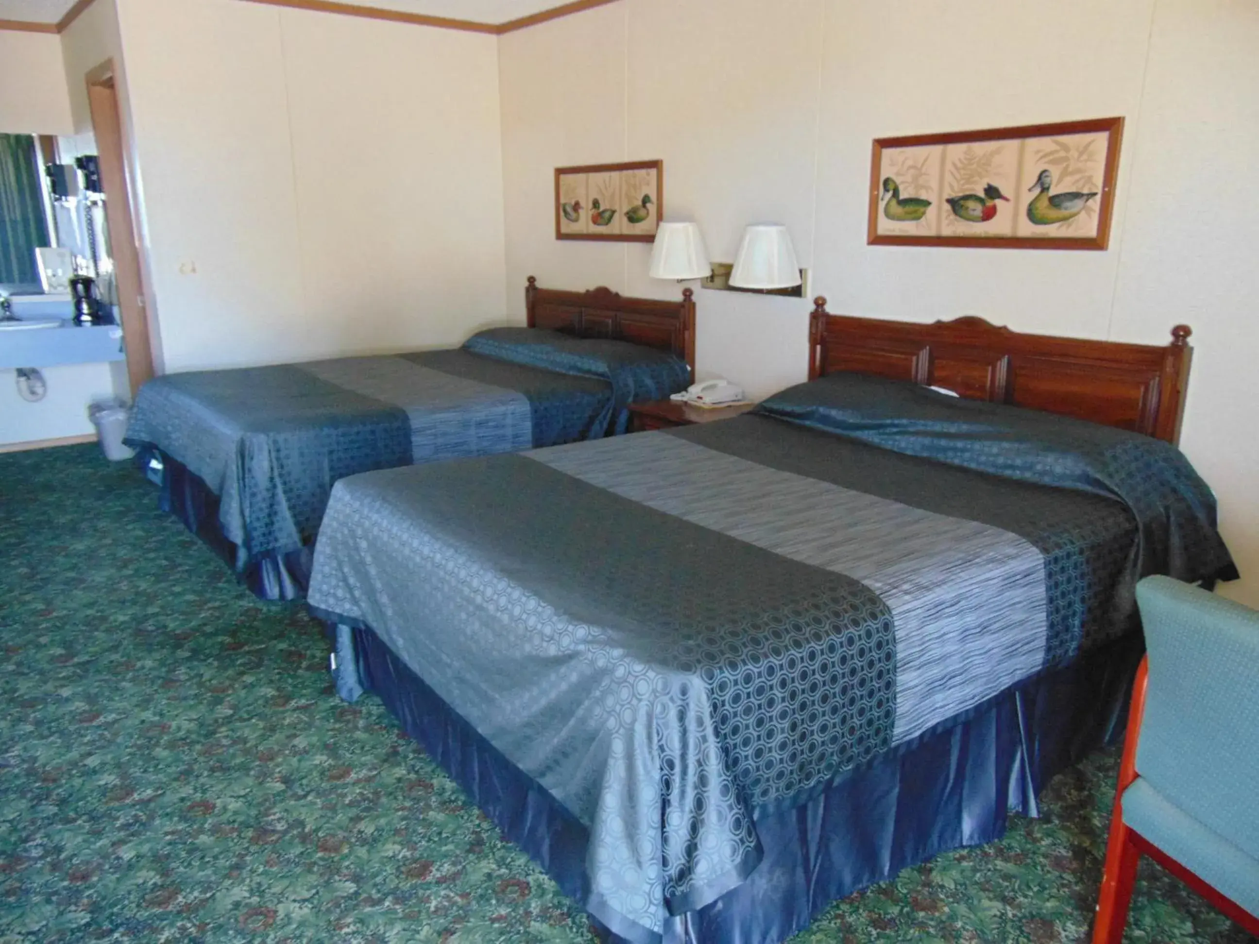 Bed in Heritage House Inn