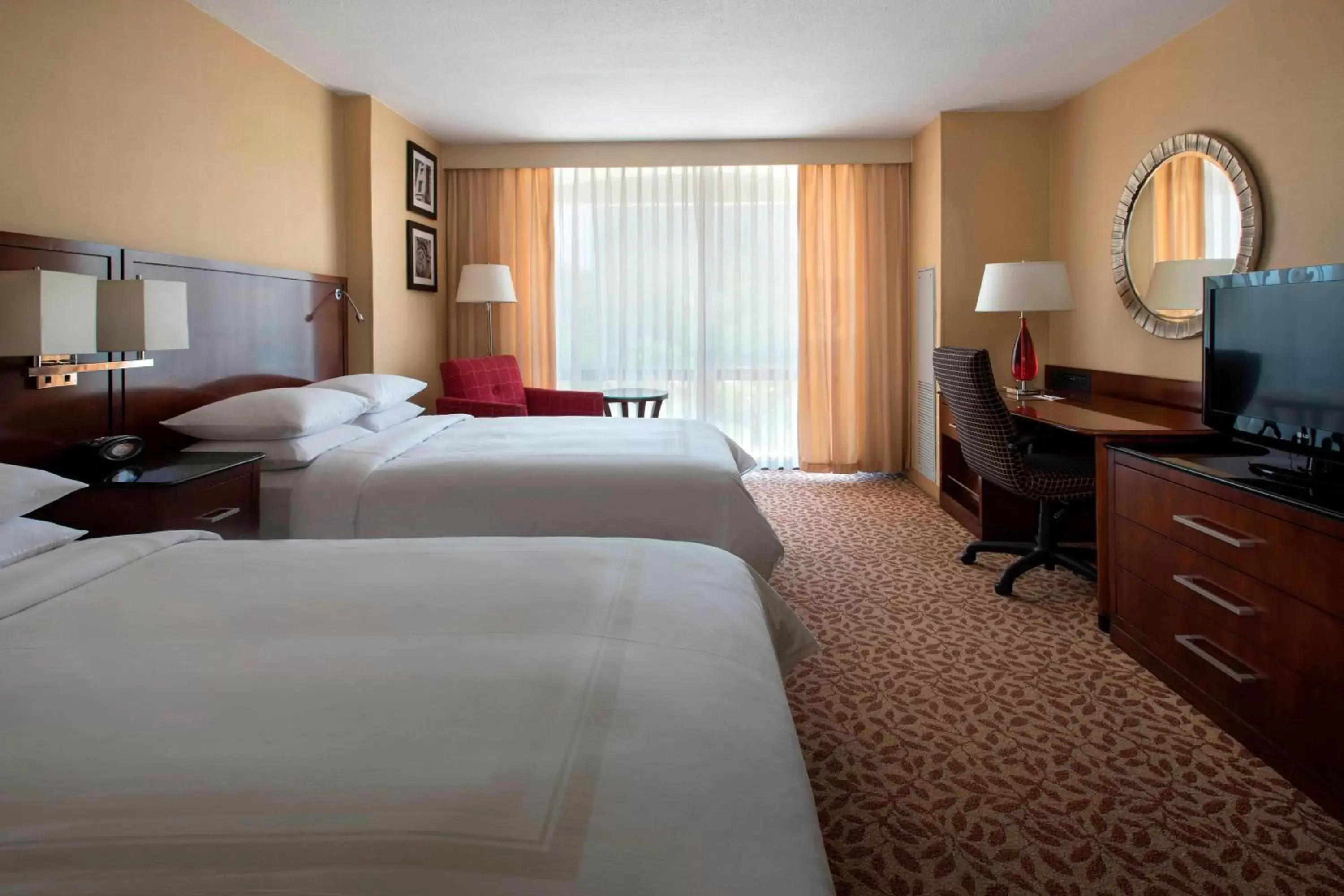 Photo of the whole room, Bed in Marriott Saddle Brook