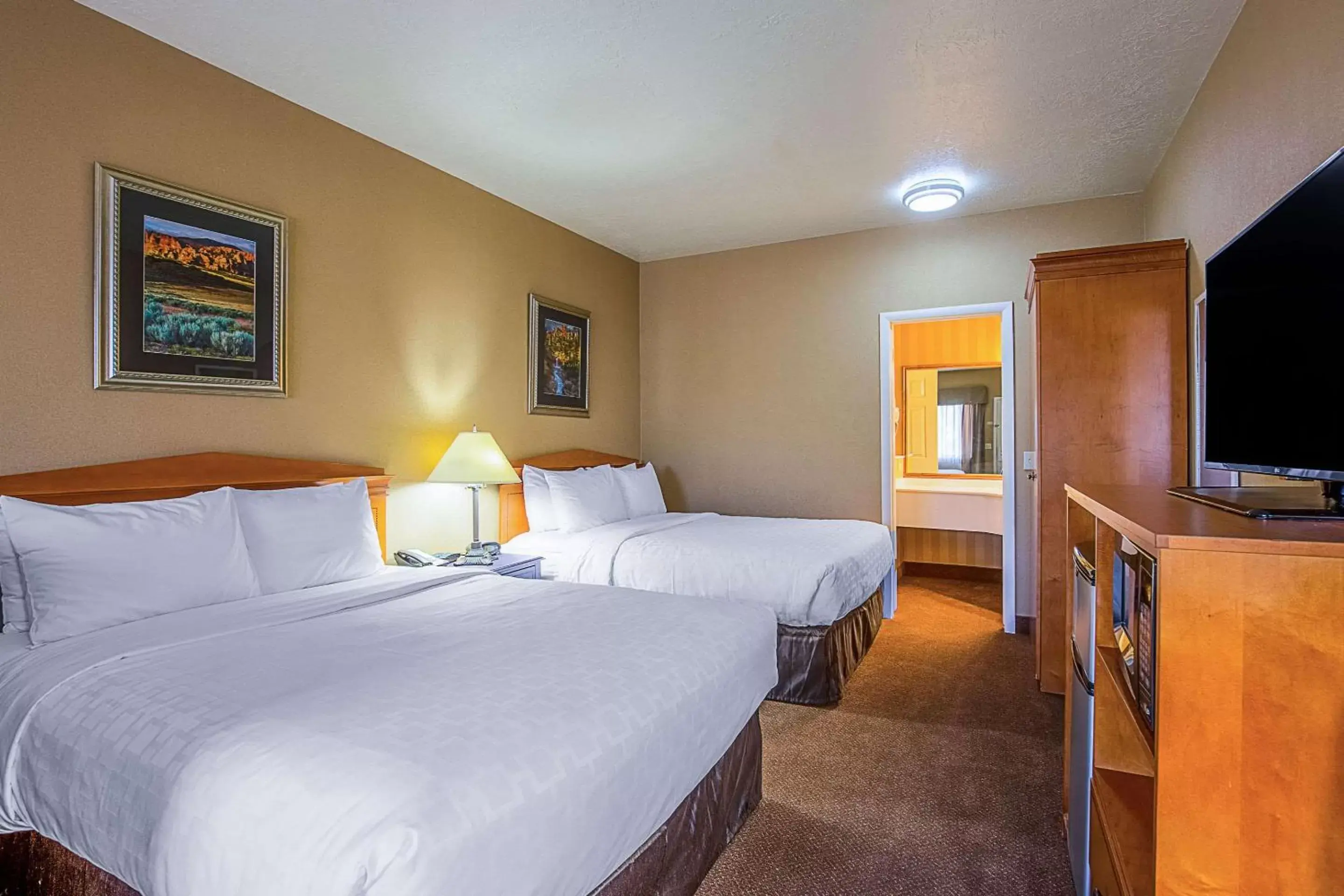 Photo of the whole room, Bed in Clarion Suites St George - Convention Center Area Photo of the whole room, Bed in Clarion Suites St George - Convention Center Area