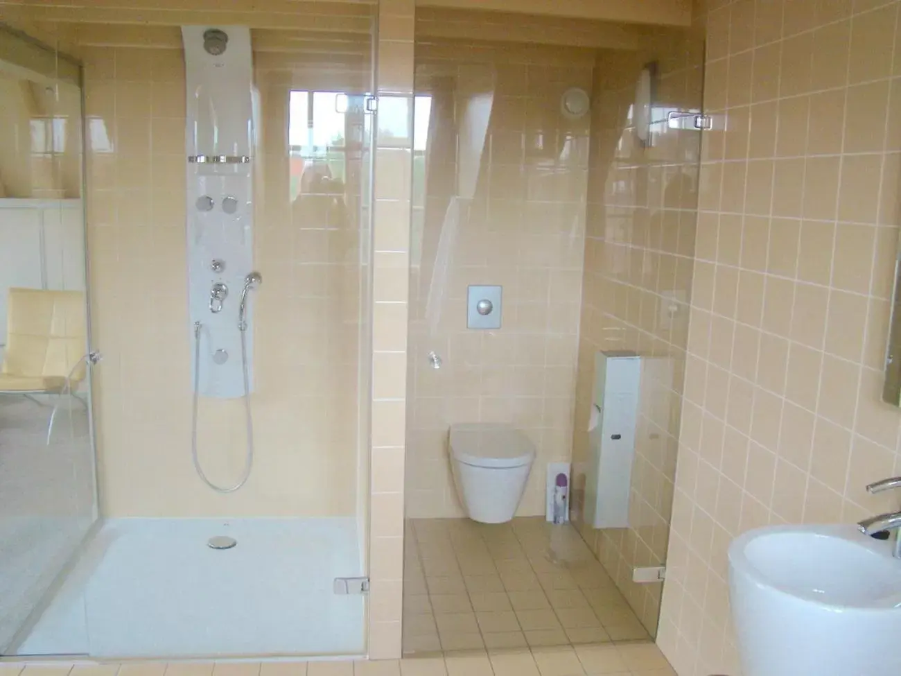 Shower, Bathroom in Hotel de Tabaksplant