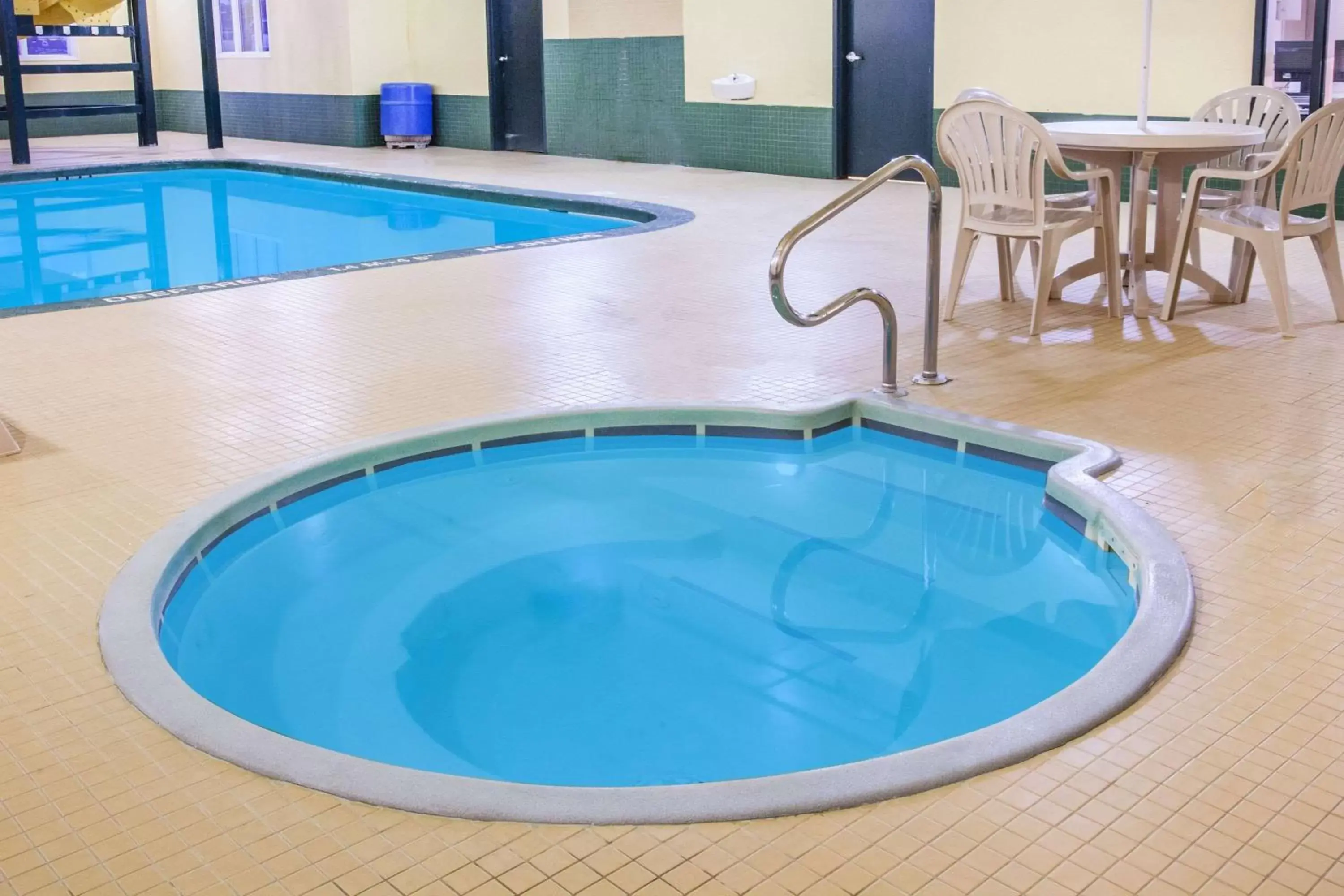 Hot Tub, Swimming Pool in Super 8 by Wyndham Meadow Lake