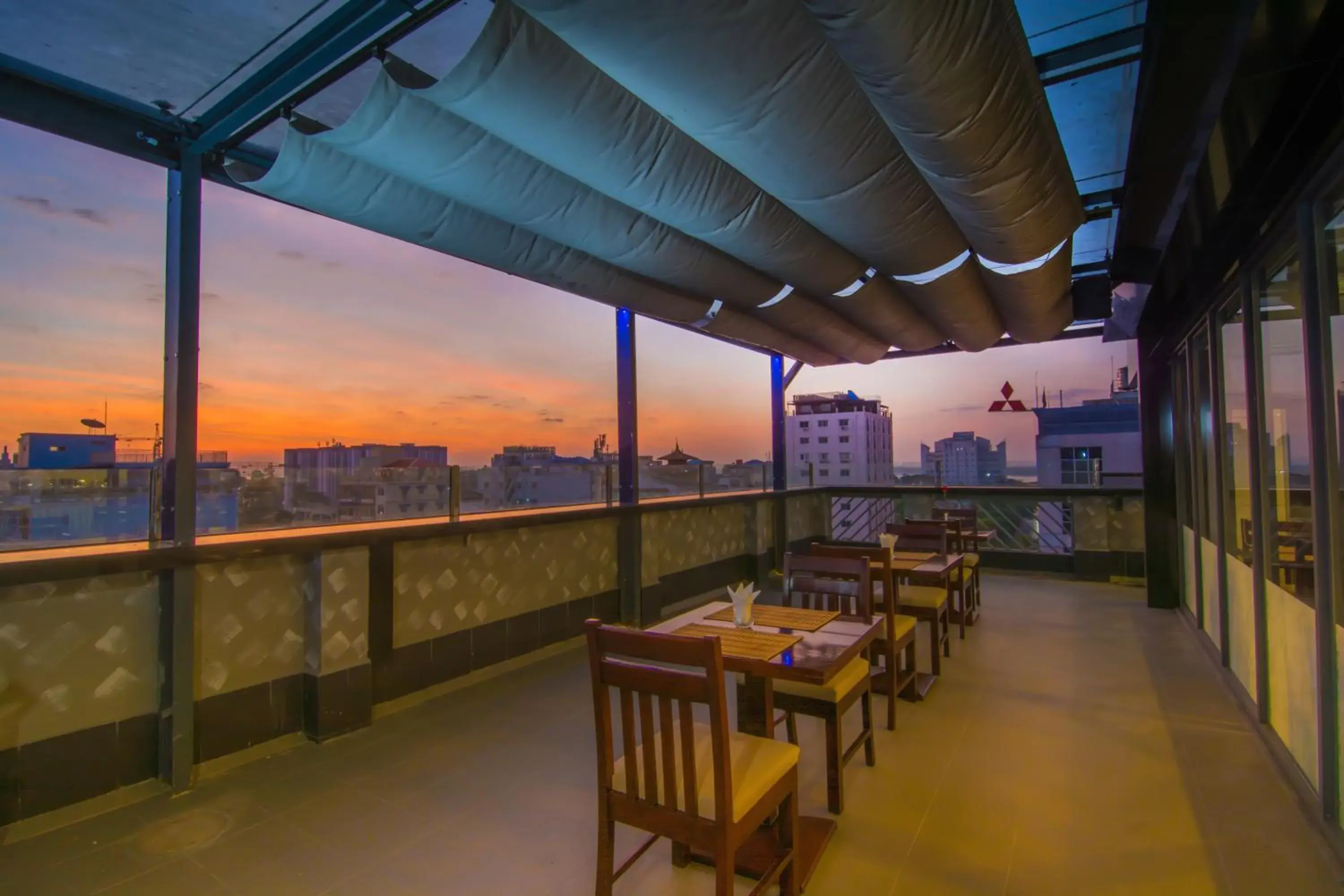 Restaurant/places to eat, Sunrise/Sunset in Botahtaung Hotel