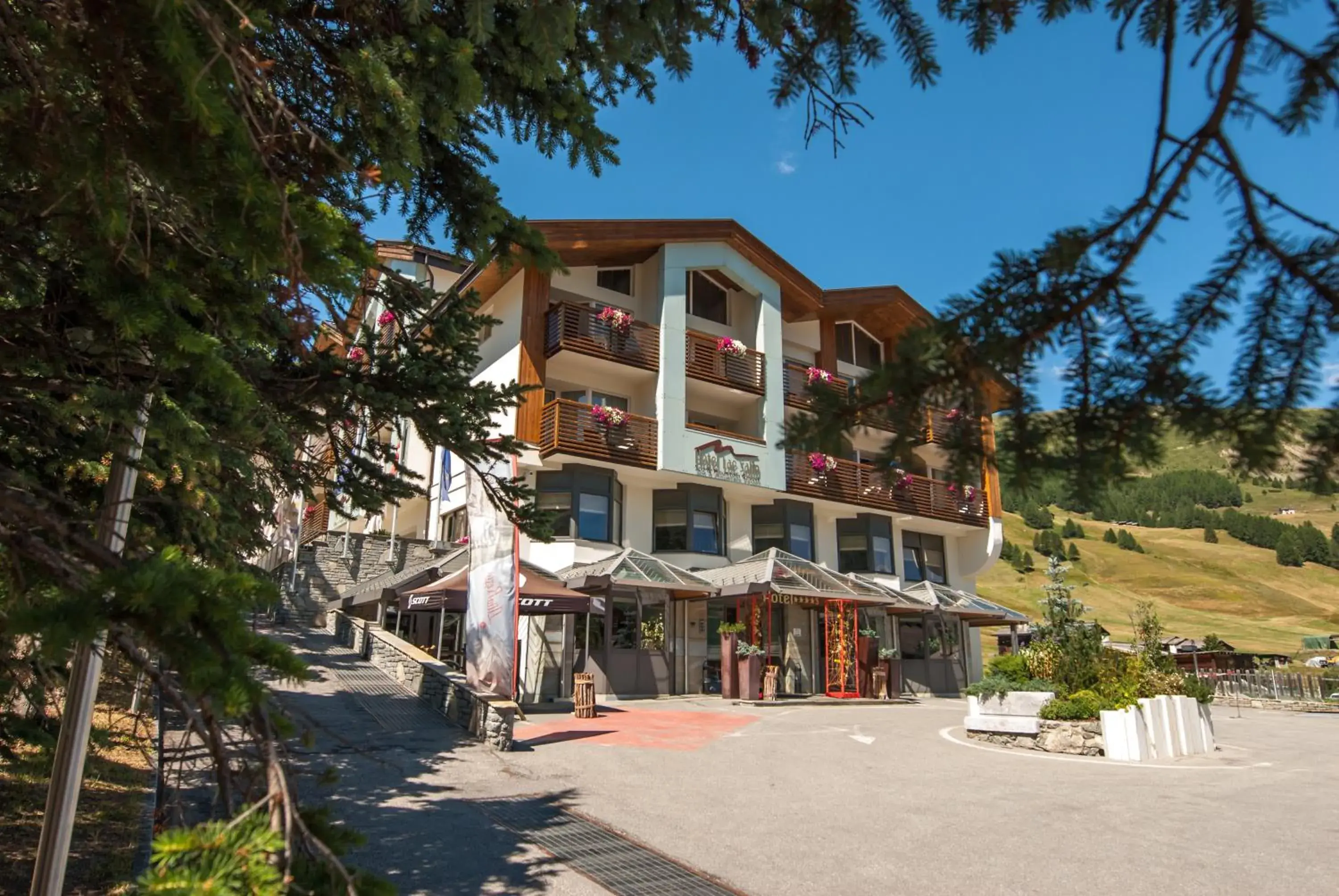 Facade/entrance, Property Building in Hotel Lac Salin Spa & Mountain Resort