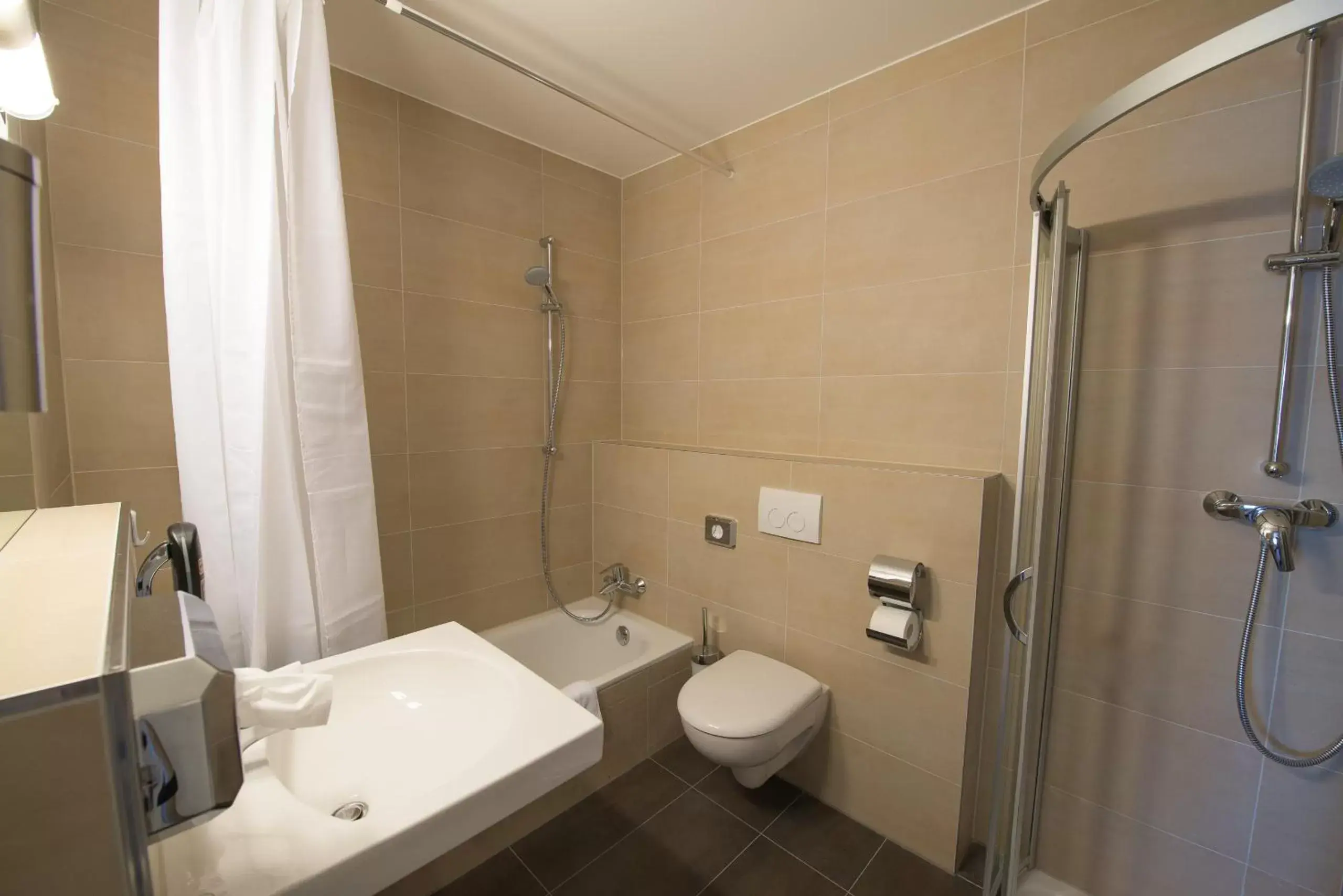 Shower, Bathroom in Goethe Business Hotel by Trip Inn