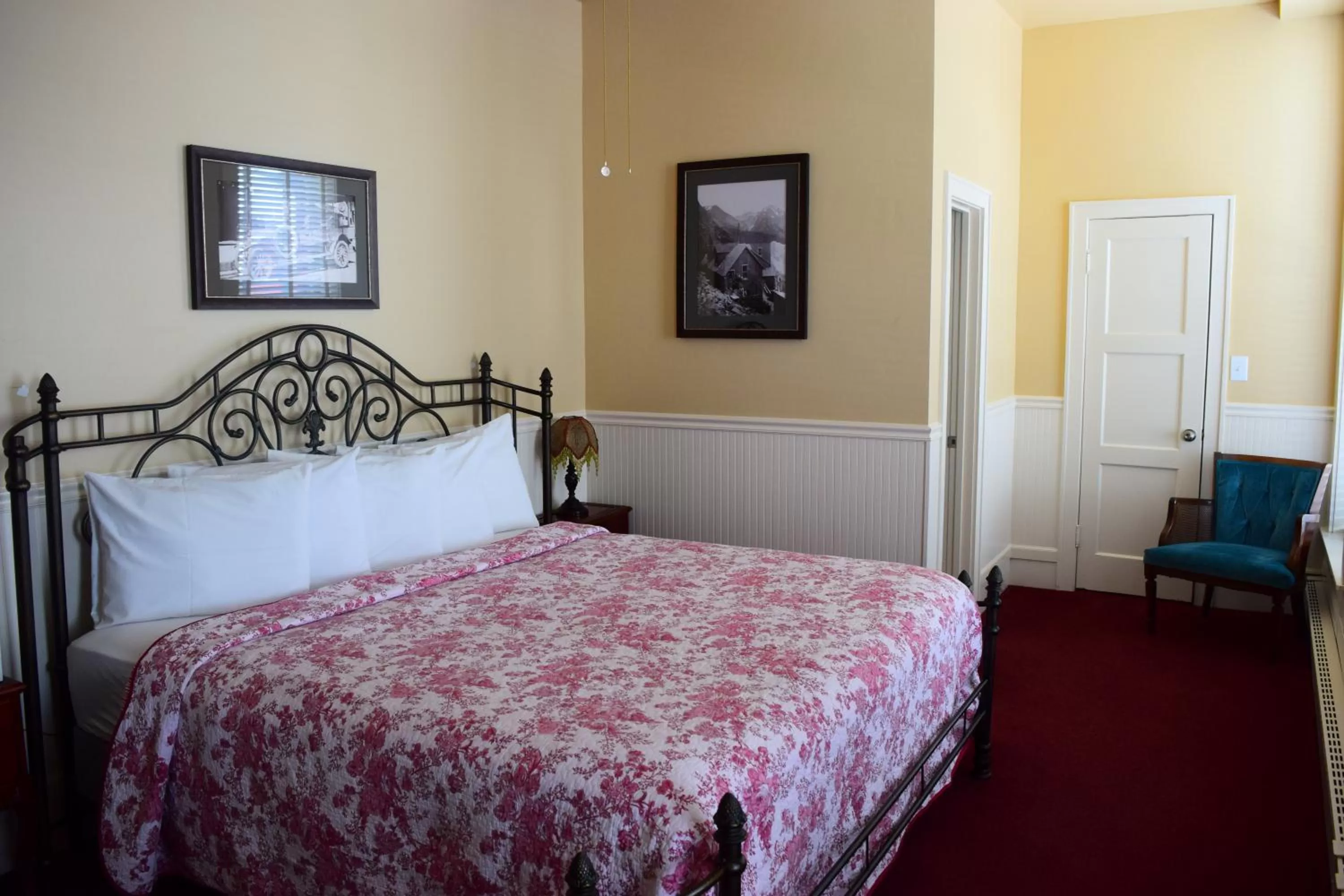 Bed in Grand Imperial Hotel