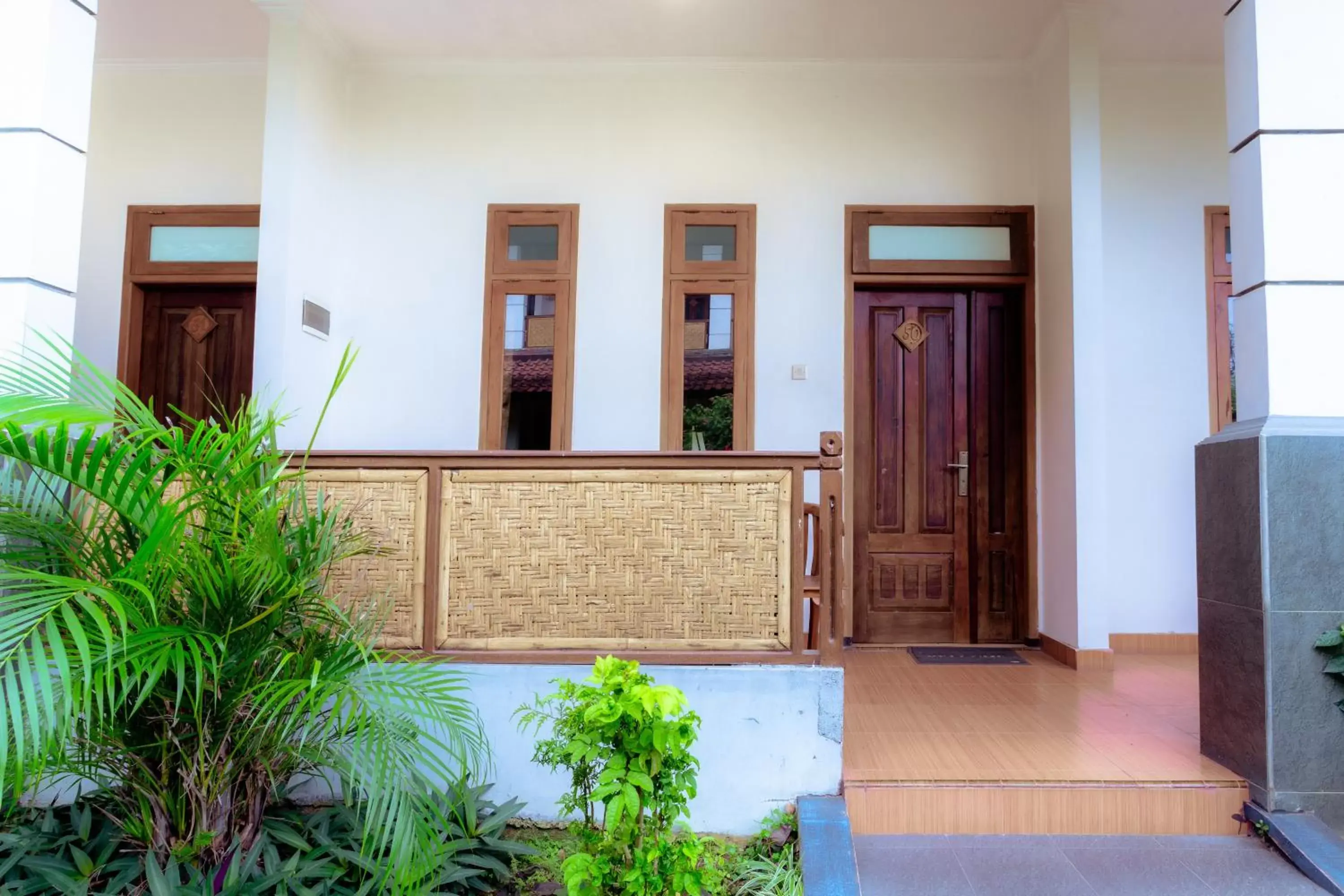 Property building in Hotel Mahkota Plengkung by ecommerceloka Property building in Hotel Mahkota Plengkung by ecommerceloka