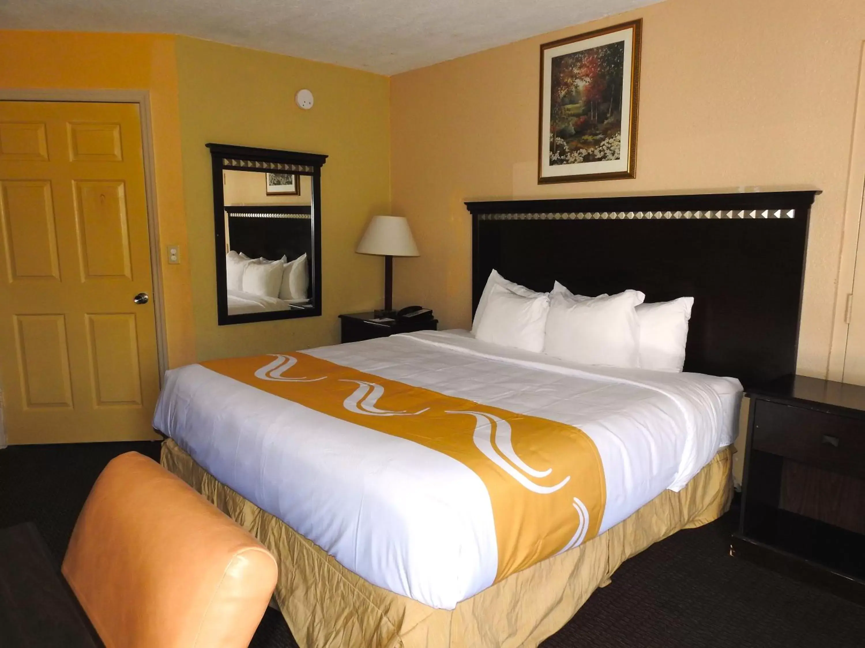 Bed in Quality Inn Orlando-Near Universal Blvd