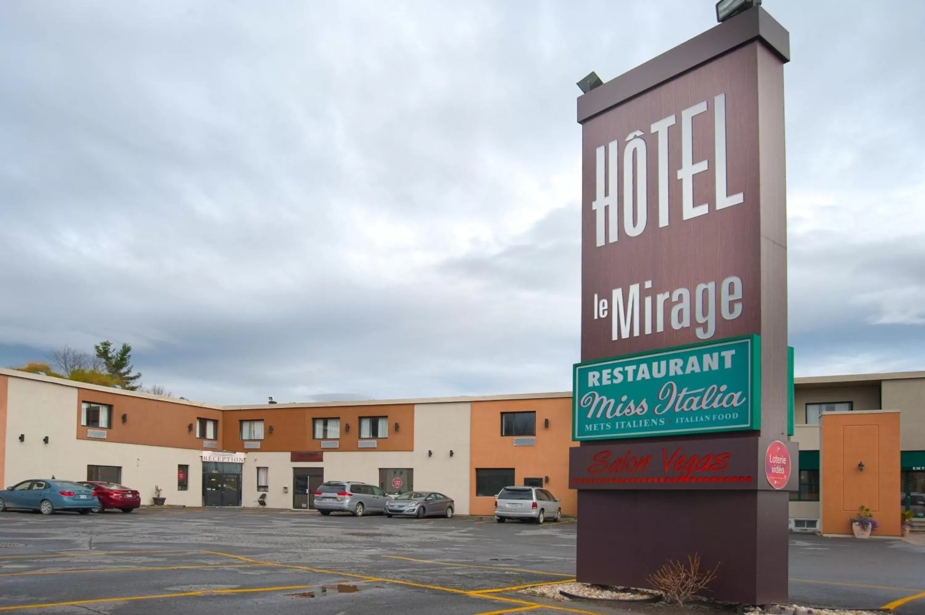 Facade/entrance in Hotel Le Mirage
