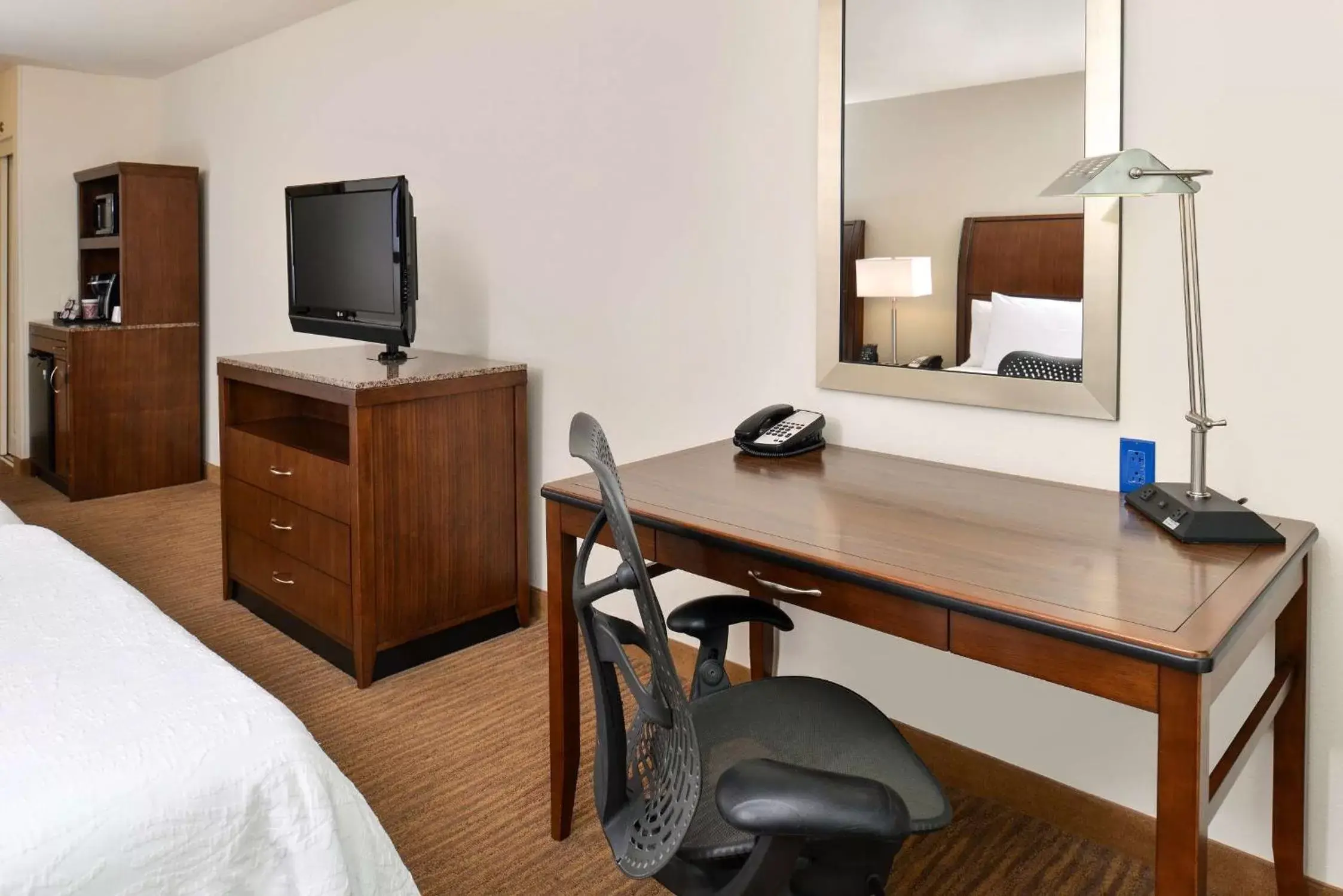 Living room, TV/Entertainment Center in Hilton Garden Inn Addison