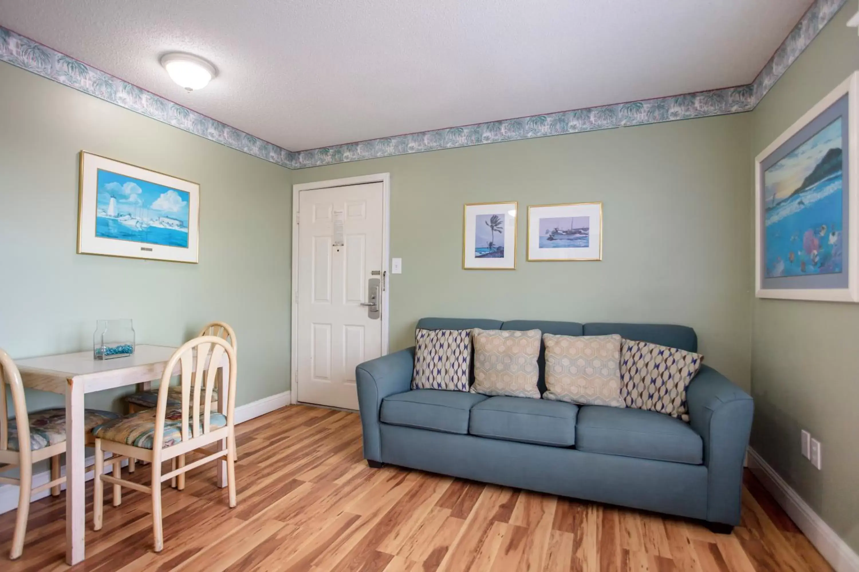Living room, Seating Area in Edgewater Inn - Biloxi Beach