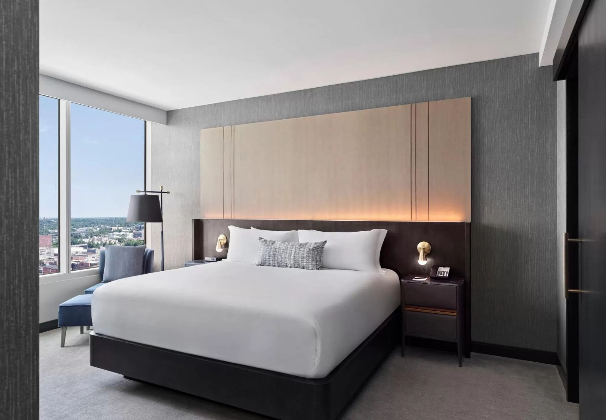 Photo of the whole room, Bed in Loews Kansas City