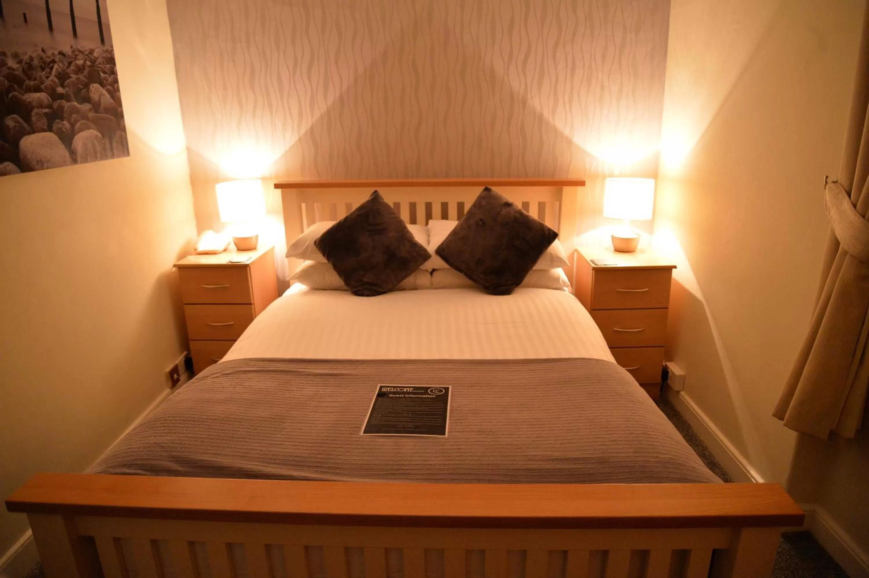 Bed in Lauriston & Lawton Court Hotel