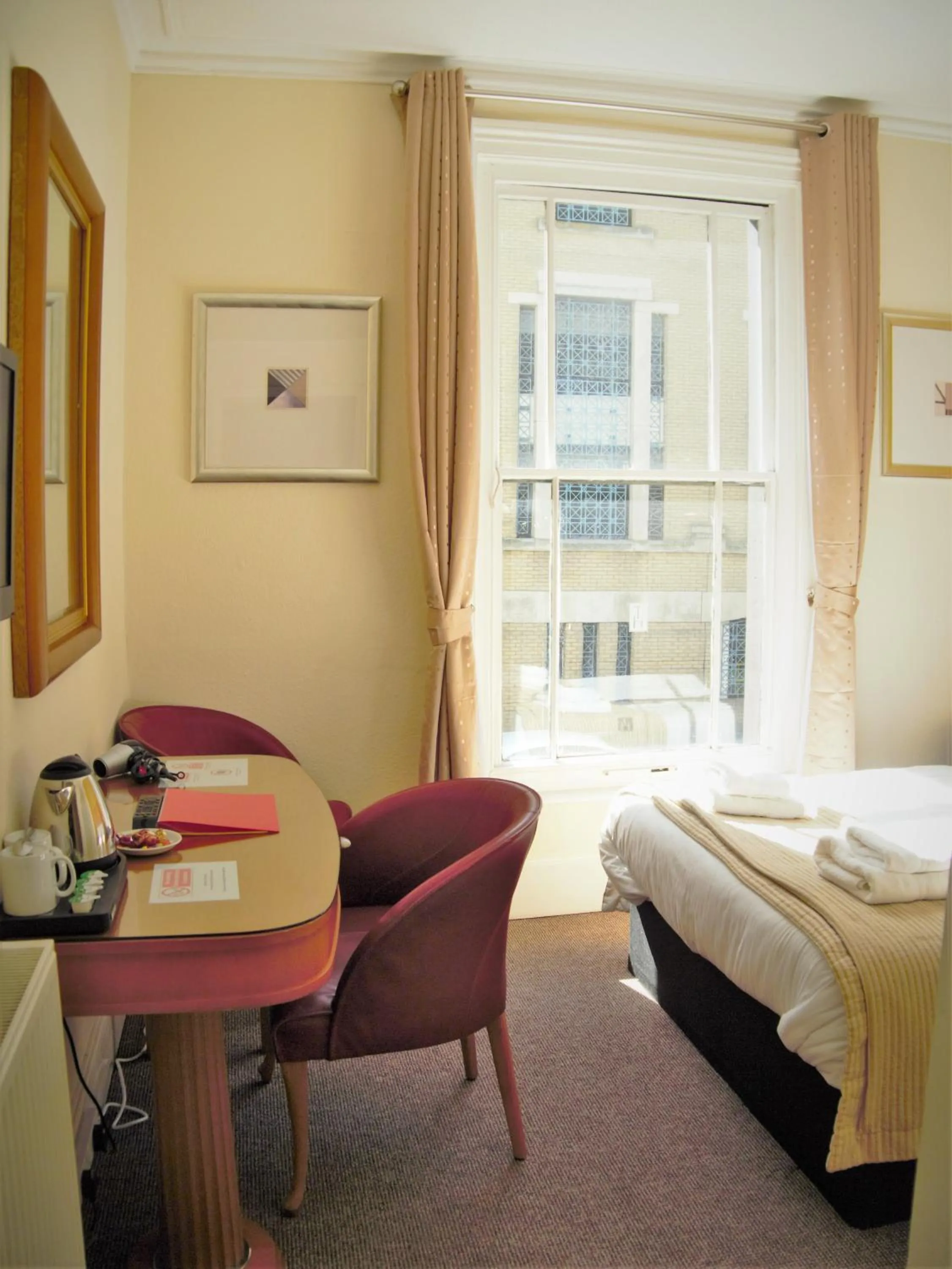 Bedroom, Bed in Town House Rooms