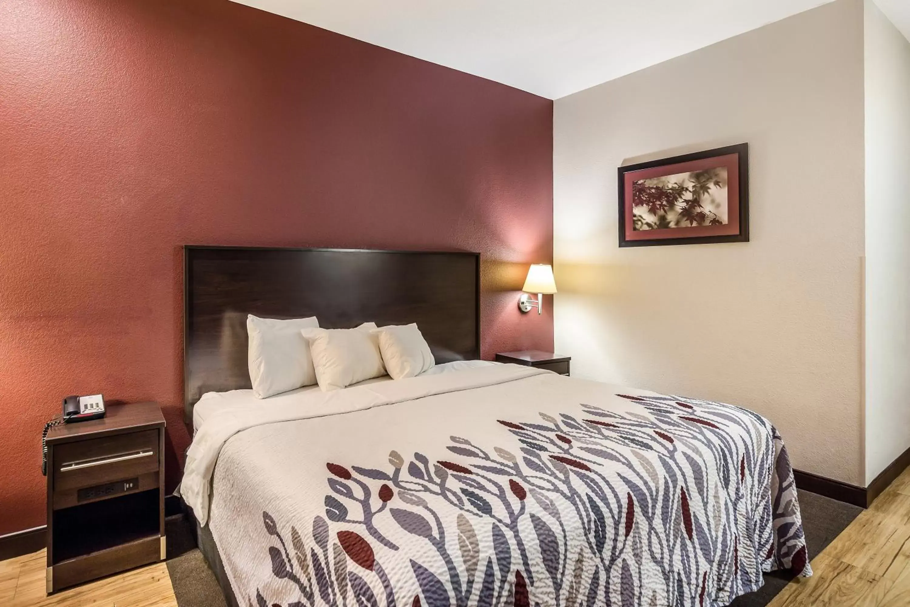 Bedroom, Bed in Red Roof Inn St Louis - Troy, IL